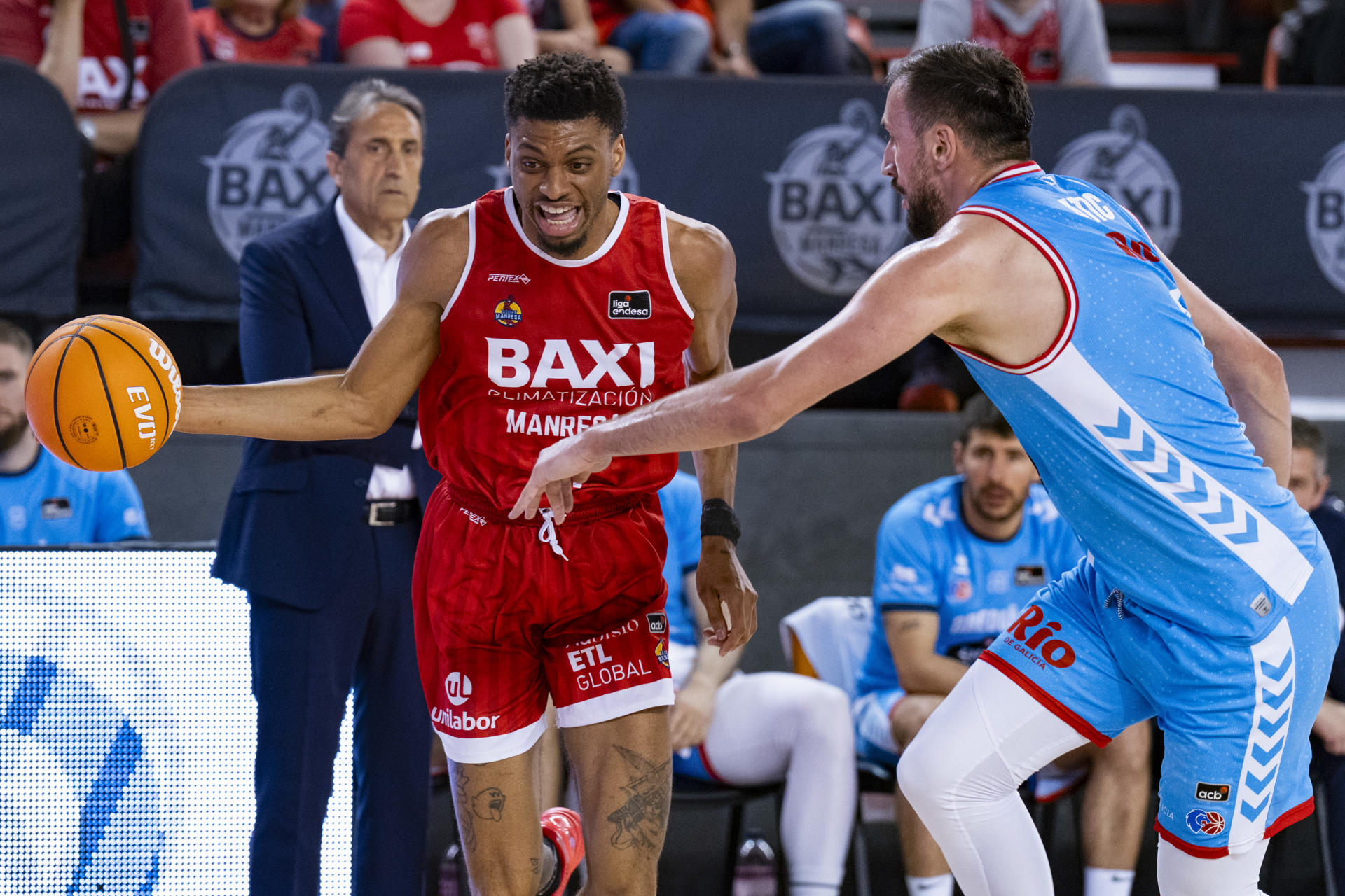 El ala-pívot americano del Baxi Manresa Derrick Alston Jr (i) es defendido por el alero bosnio del Río Breogán Edin Atic (d) durante el encuentro de la jornada 30 de la Liga Endesa entre el Baxi Manresa y el Río Breogán, disputado en el Pabellón Nou Congost de Manresa. EFE/Siu Wu