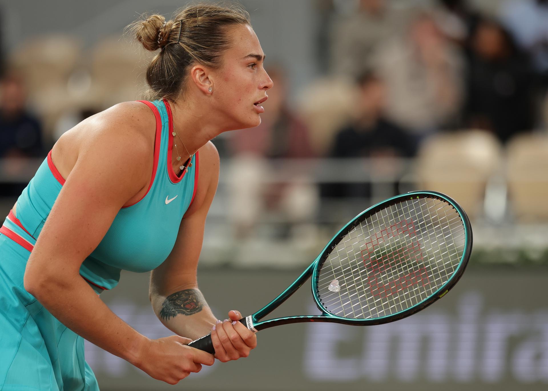 La bielorrusa Aryna Sabalenka en acción durante su partido de primera ronda de individuales femeninos contra la tenista rusa Kamilla Rakhimova en en Roland Garros en París, Francia. EFE/EPA/TERESA SUAREZ