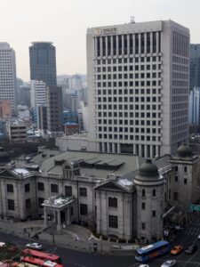 Vista exterior de la sede del banco central de Corea del Sur (BOK) en Seúl, Corea del Sur. EFE/Jeon Heon-Kyun