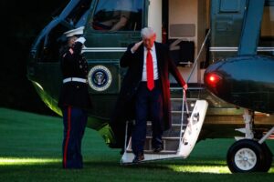 El presidente de Estados Unidos, Donald Trump, desciende del Marine One después de aterrizar en el jardín sur de la Casa Blanca en Washington, DC, EE. UU., el 22 de mayo de 2025. EFE/EPA/SAMUEL CORUM / POOL