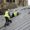 Imagen de archivo de unos trabajadores colocando paneles solares en un edificio. EFE/EPA/ADAM VAUGHAN
//////////
York (Reino Unido), 31/10/2024.- Los miembros del equipo trabajan mientras se instalan 184 paneles solares en el tejado de la Quire Sur de la catedral de York Minster en York, Gran Bretaña, 31 de octubre de 2024. Los paneles se están instalando como parte de un esfuerzo por reducir la huella de carbono de la diócesis de la catedral, una de las más grandes del mundo. Se espera que los paneles generen hasta 70,000 kWh de energía anualmente, aproximadamente un tercio del consumo total de energía de la catedral, y podrían reducir las emisiones anuales de CO2 en alrededor de 13 toneladas, según la catedral de York Minster. (United Kingdom) EFE/EPA/ADAM VAUGHAN