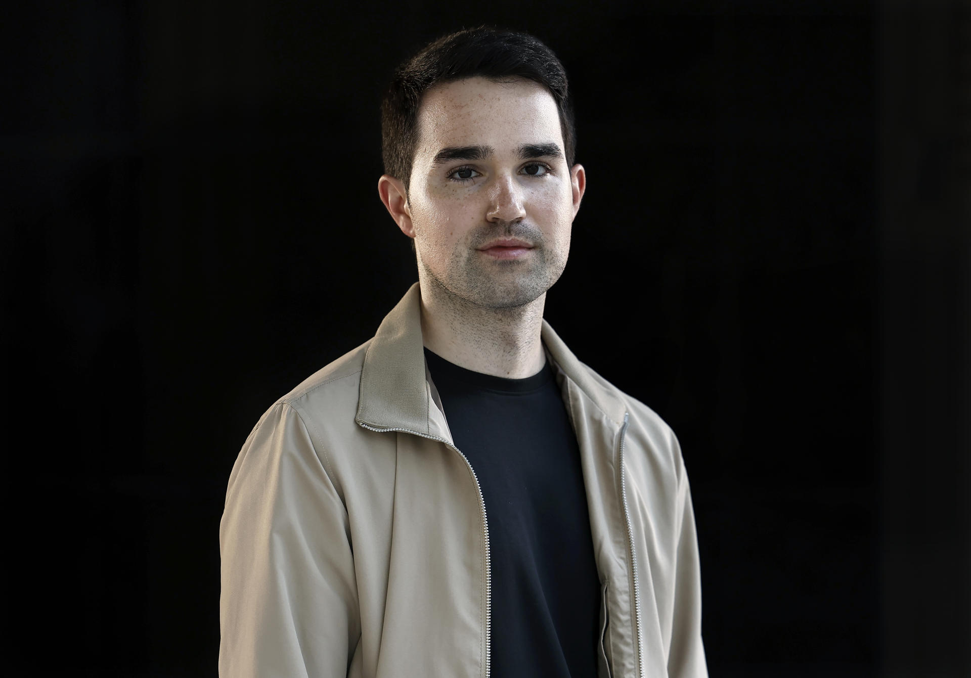 Tras su debut con ‘El último caso de William Parker’, Alexandre Escrivà vuelve a las librerías con ‘El misterio Hannah Larson’, una novela negra de ritmo intenso que combina una intricada estructura narrativa con una crítica a la sociedad contemporánea y que arranca con un impactante suicidio en directo en un programa de televisión. EFE/Andreu Dalmau