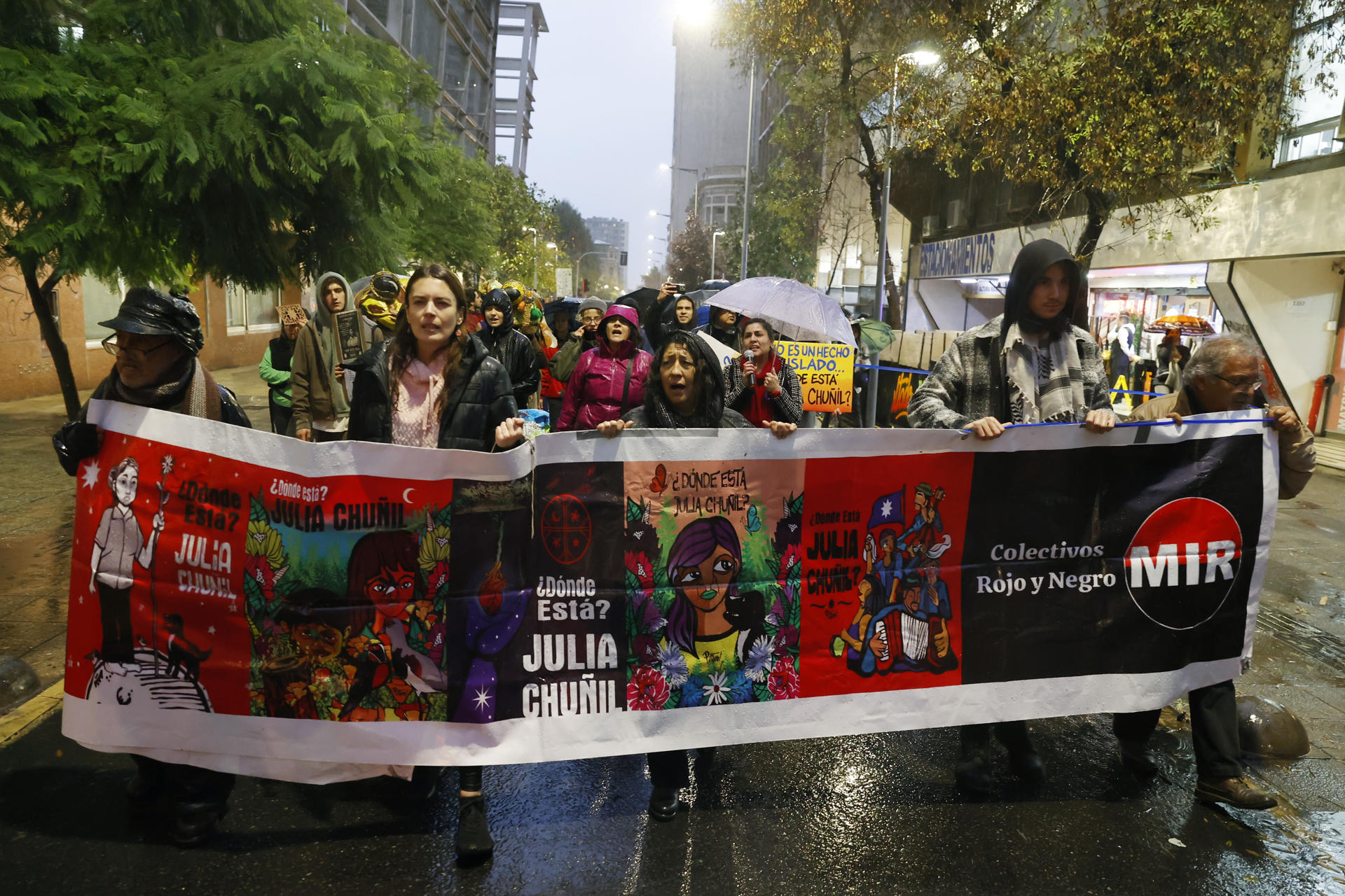 Manifestantes protestan para exigir el esclarecimiento de la desaparición de la dirigente ambiental mapuche Julia Chuñil este jueves, en Santiago (Chile). EFE/ Elvis González