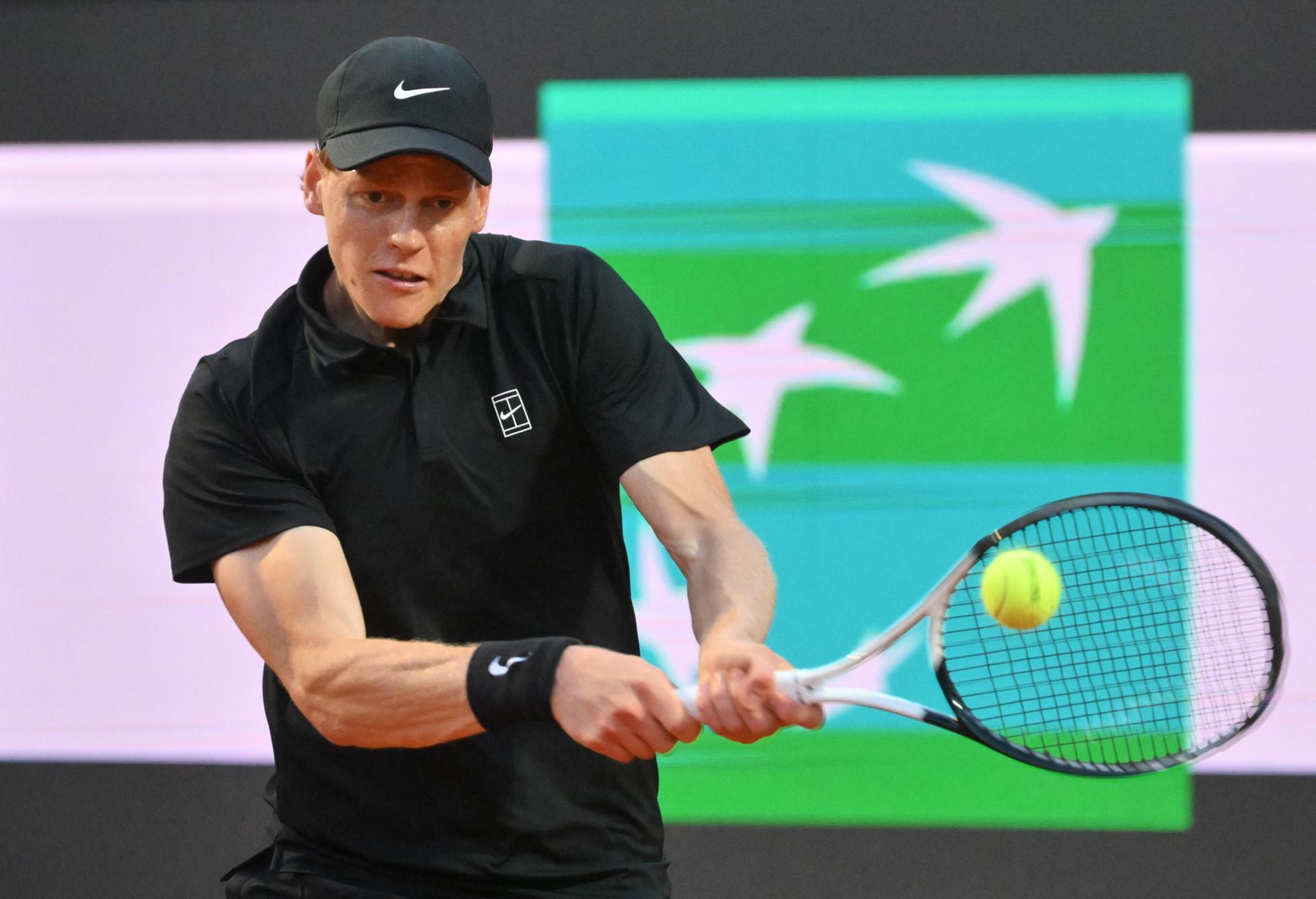 El italiano Jannik Sinner durante su partido ante el argentino Mariano Navone (fuera de imagen) en Roma. EFE/EPA/ALESSANDRO DI MEO