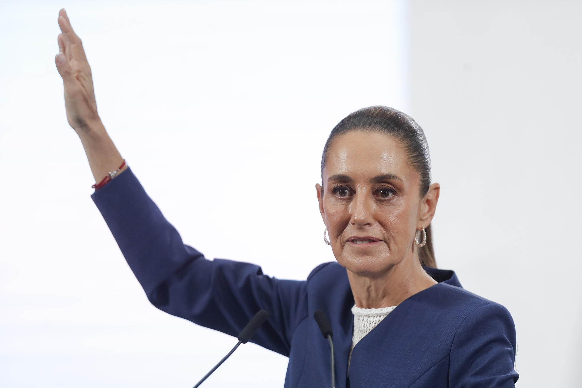La presidenta de México, Claudia Sheinbaum, participa este jueves en una rueda de prensa en el Palacio Nacional en Ciudad de México (México). EFE/ Isaac Esquivel