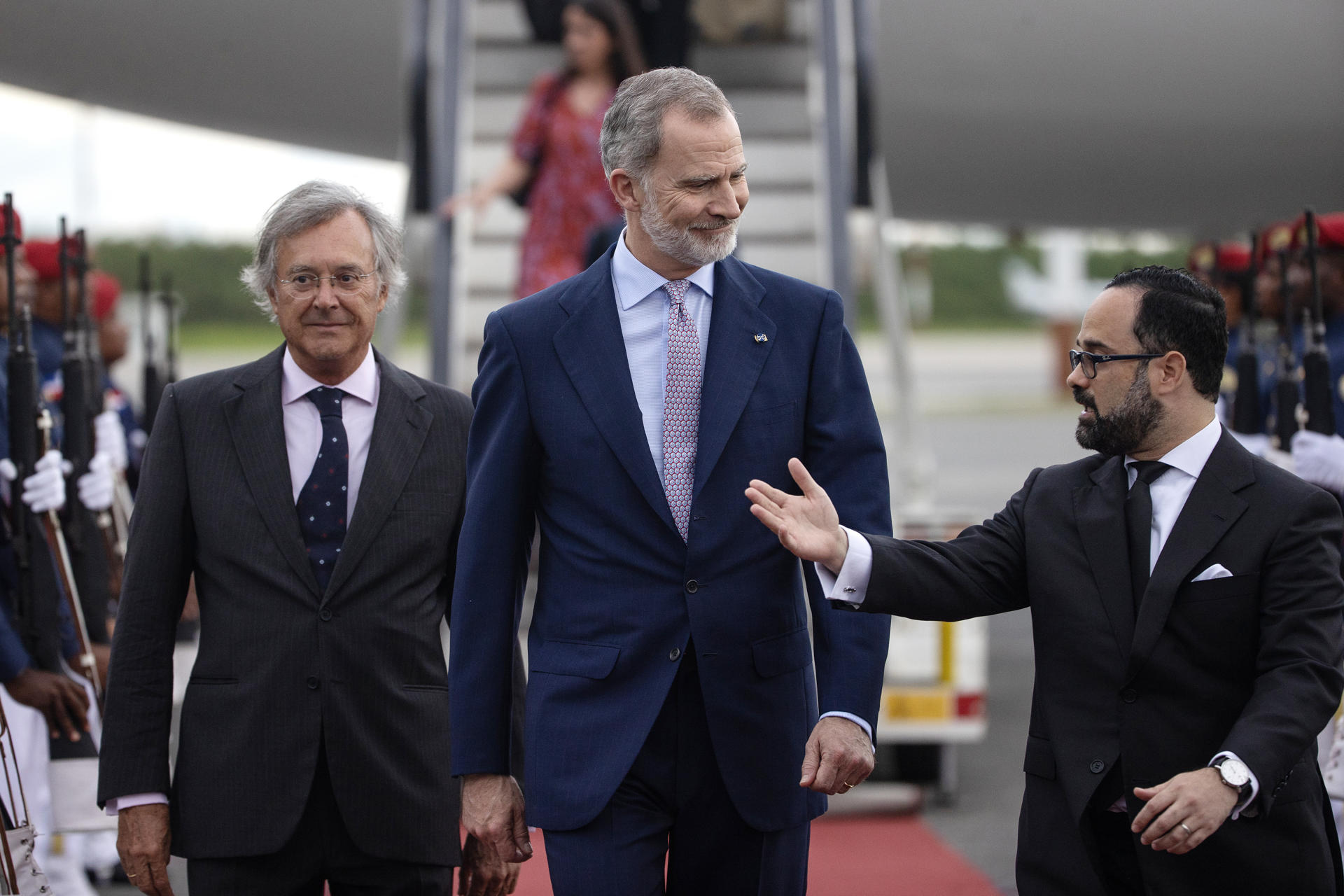 El rey Felipe VI (c) camina junto al embajador de España en Santo Domingo, Antonio Pérez-Hernández (i), y al viceministro dominicano de Política Exterior, Francisco Caraballo, este lunes, a su llegada a Santo Domingo (República Dominicana). EFE/ Orlando Barría