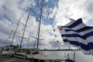 El velero escuela Capitán Miranda, de la Armada Nacional de Uruguay, atracado en el puerto insular español de Las Palmas de Gran Canaria (océano Atlántico). EFE/Elvira Urquijo Á.