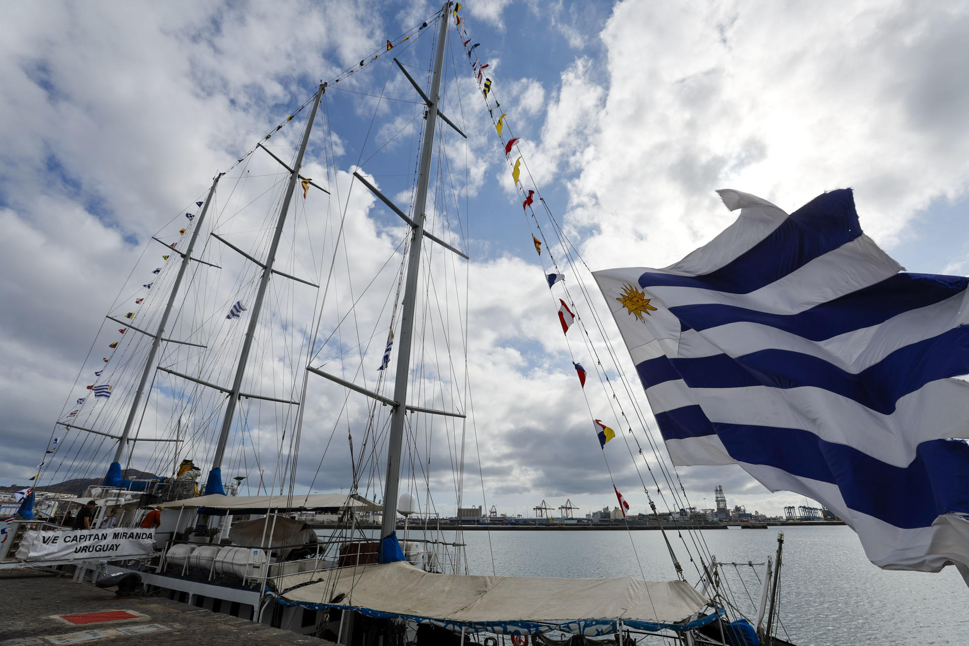 El velero escuela Capitán Miranda, de la Armada Nacional de Uruguay, atracado en el puerto insular español de Las Palmas de Gran Canaria (océano Atlántico). EFE/Elvira Urquijo Á.