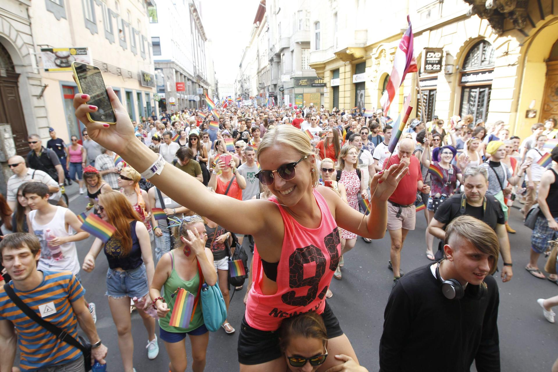 Foto archivo. Participantes caminan durante la 19ª Marcha del Orgullo Gay de Budapest, Hungría, . EFE/EPA/Zsolt Szigetvary HUNGARY OUT[HUNGARY OUT]
