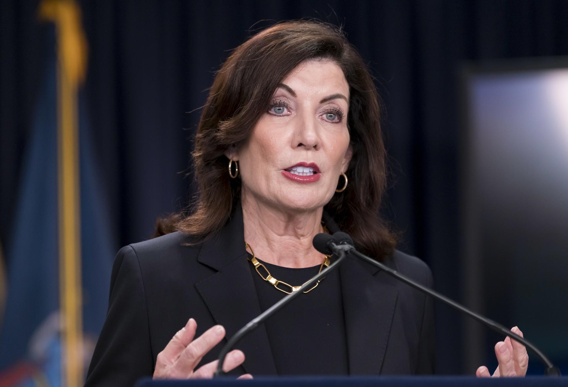 Fotografía de archivo de la gobernadora del estado de Nueva York, la demócrata Kathy Hochul, durante un rueda de prensa, en Manhattan (NY, EE.UU.). EFE/Justin Lane