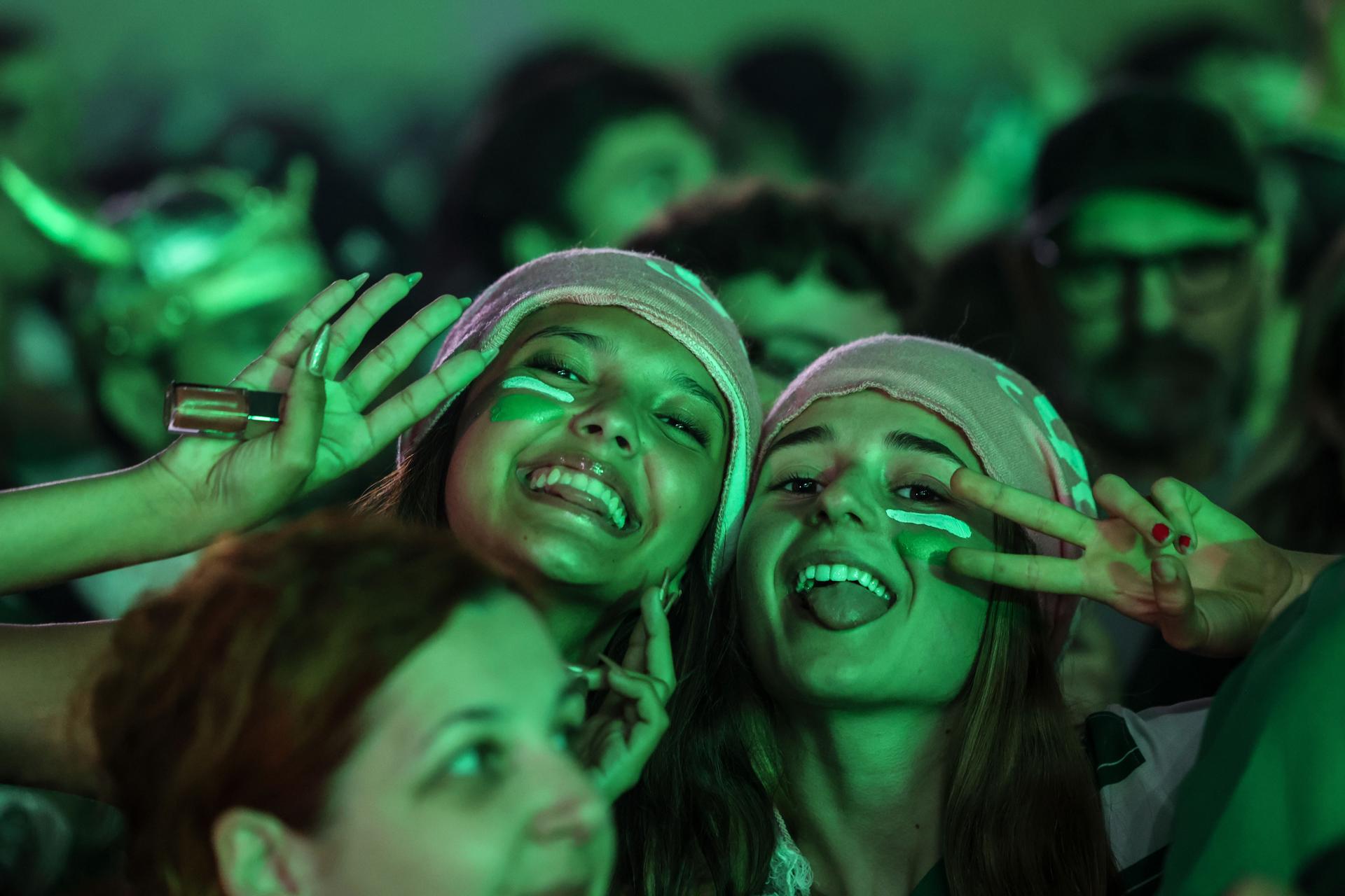 Aficionados, pertrechados con bufandas, camisetas y banderas del Sporting en Lisboa. EFE/EPA/NUNO VEIGA
