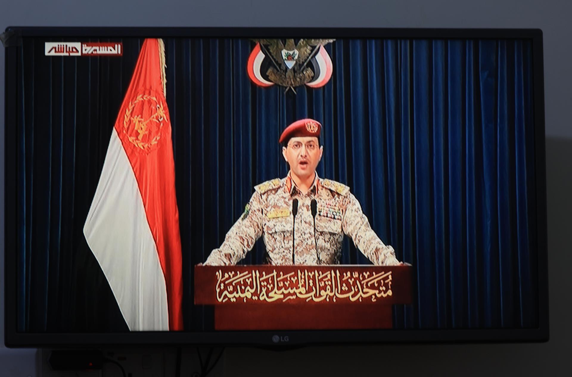 El portavoz militar hutí, Yahya Sarea, fue captado este 13 de mayo, en una pantalla, al dar una declaración televisada sobre un nuevo ataque con misiles contra Israel, en Sanaa (Yemen). EFE/YAHYA ARHAB