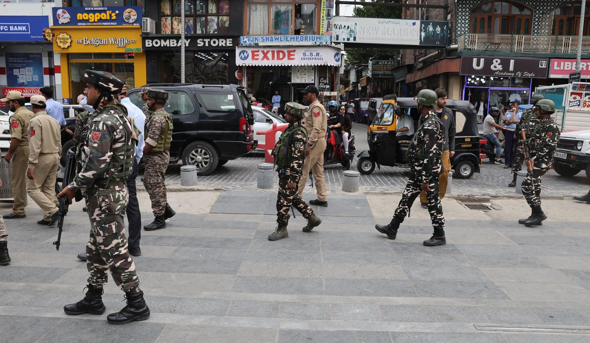 AISHMUQAM (India), 1/05/2025.- Fuerzas de seguridad indias patrullan la por la ciudad de Srinagar, la capital de verano de la Cachemira india tras el incremento de las tensiones con Pakistán después del atentado del pasado 22 de abril en el que murieron 26 turistas indios. EFE/EPA/FAROOQ KHAN