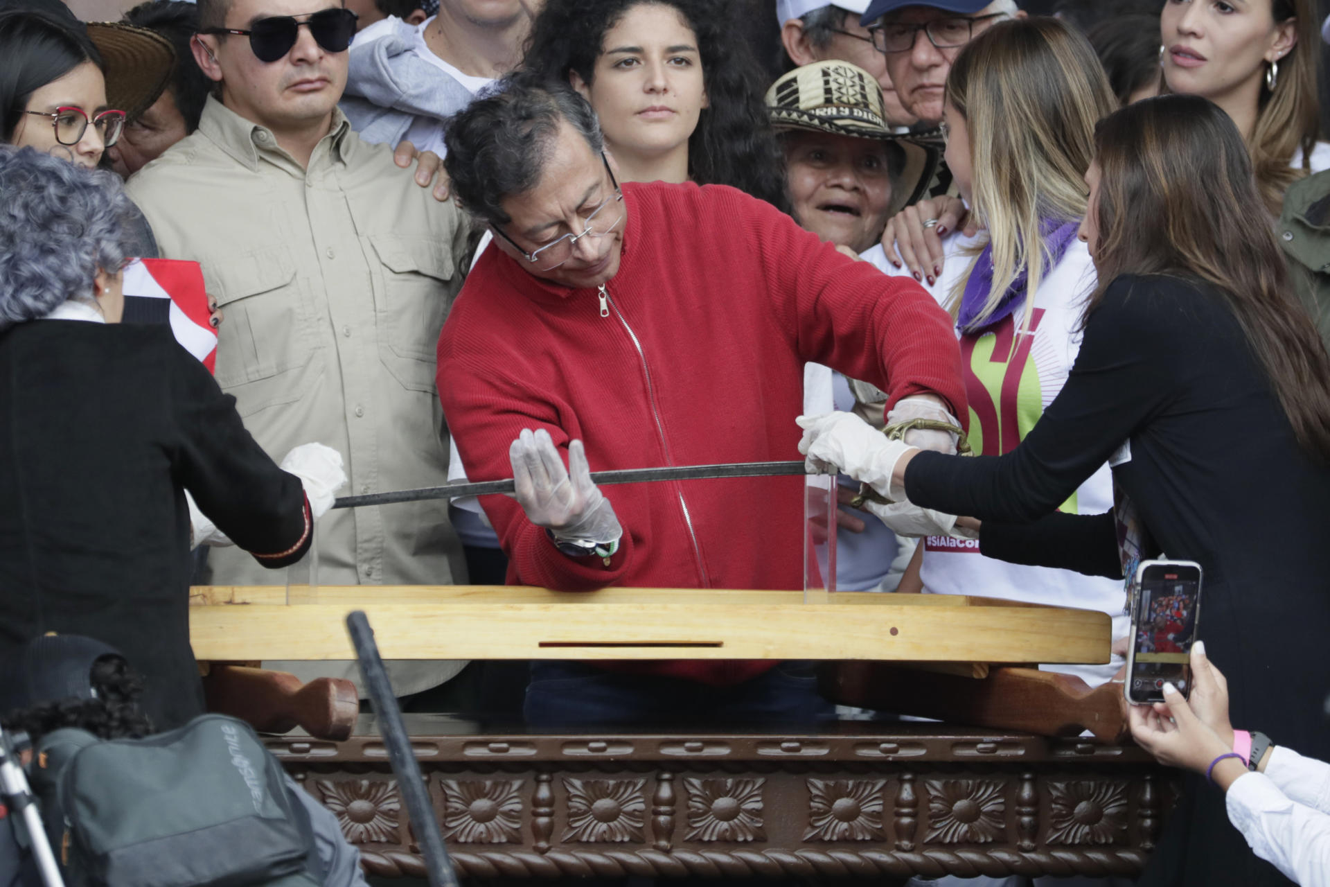 El presidente de Colombia, Gustavo Petro, toma la espada del Libertador Simón Bolívar este jueves, durante la conmemoración del Día Internacional del Trabajo en Bogotá (Colombia). EFE/ Carlos Ortega