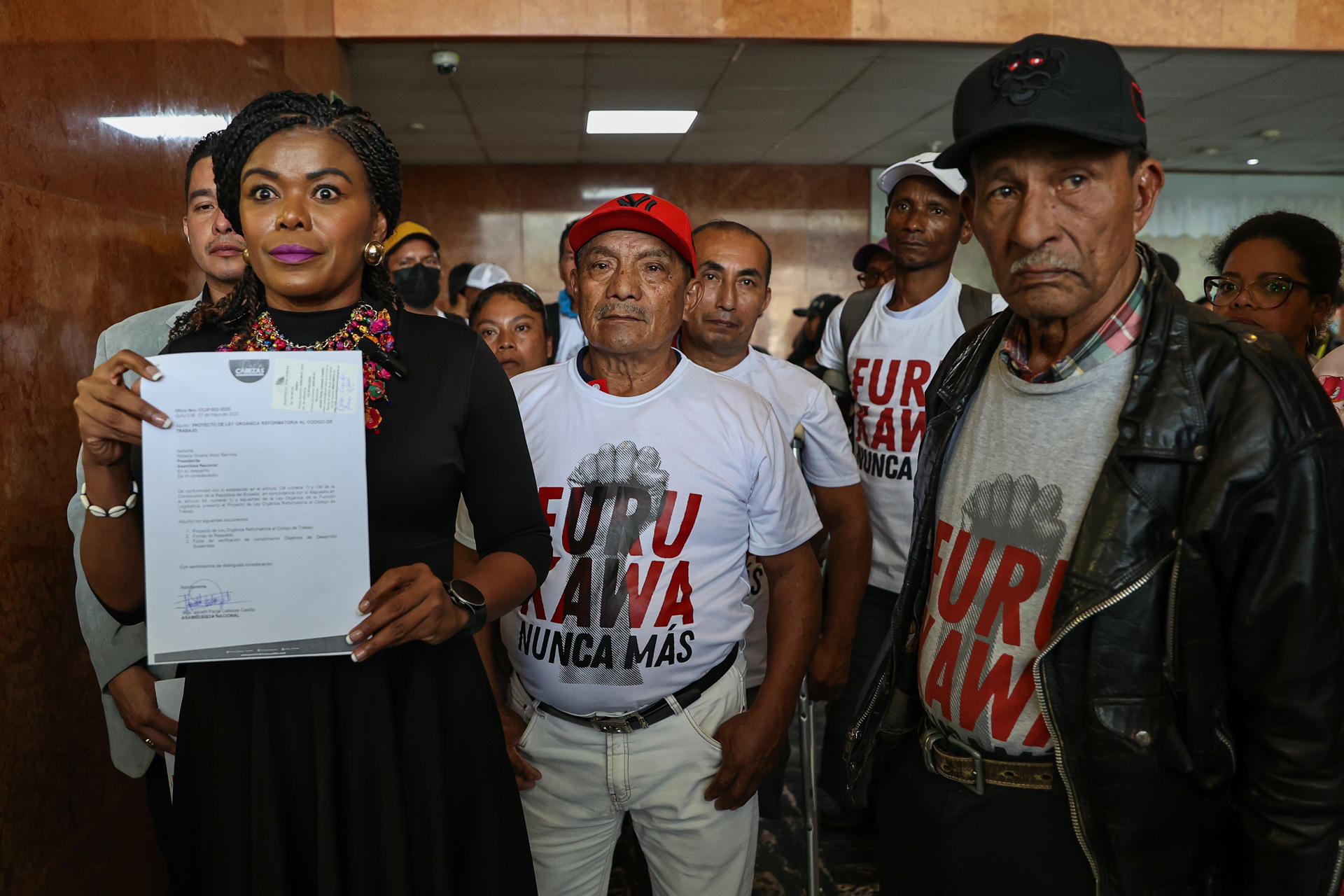 La asambleísta ecuatoriana Paola Cabezas (2i), junto a varios denunciantes de esclavitud moderna, al radicar un par de proyectos de leye para afrontar este flagelo, en la sede de la Asamblea Nacional, en Quito (Ecuador). EFE/José Jácome