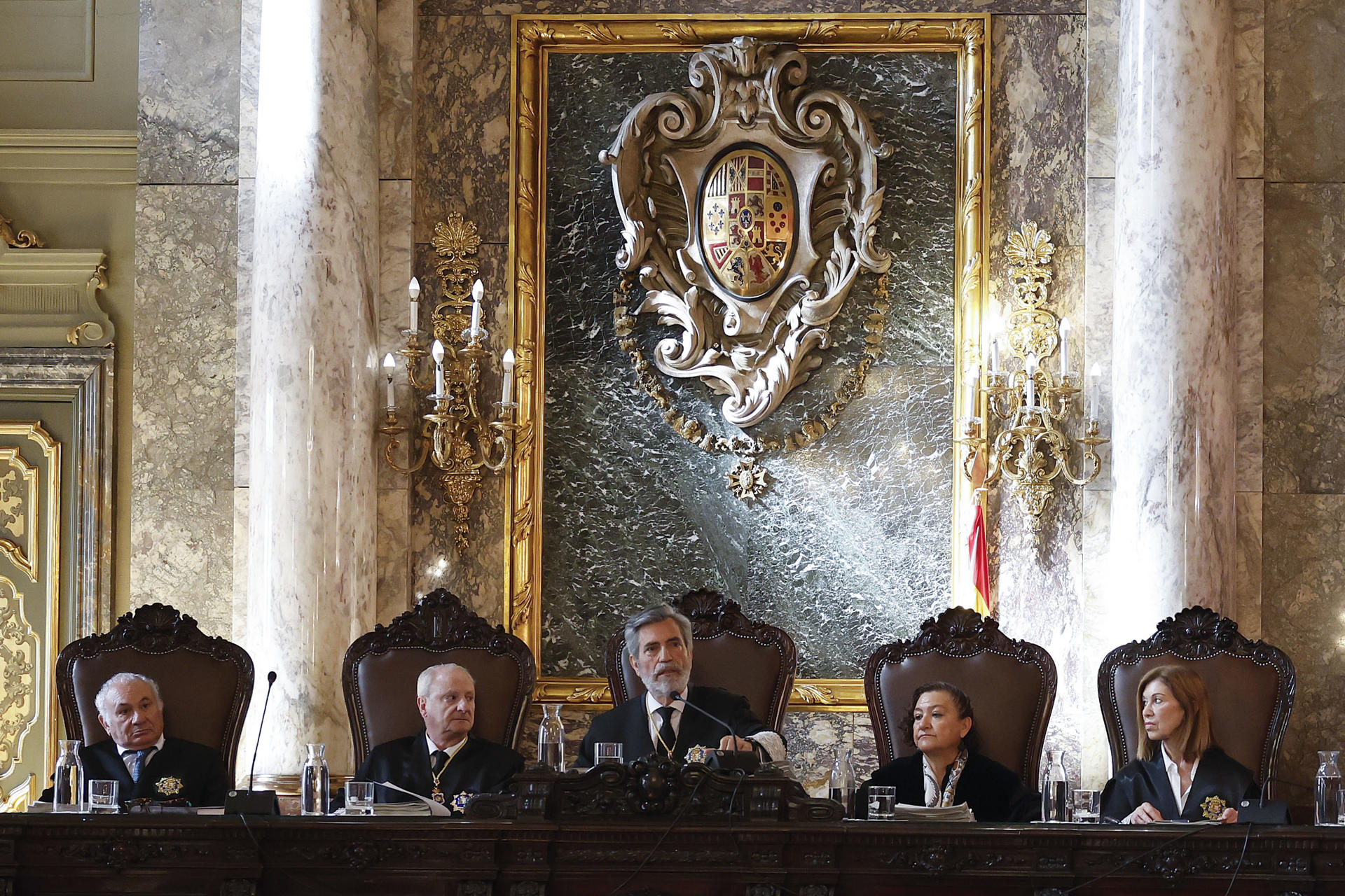 El magistrado Carlos Lesmes Serrano (c) preside, este jueves, una vista pública en el Tribunal Supremo en la que el Gobierno deberá explicar qué medidas ha tomado para atender en su red estatal de acogida a los mil menores migrantes no acompañados solicitantes de asilo que están bajo tutela de Canarias, tal y como le ordenó el pasado 25 de marzo. EFE/ J.P.Gandul POOL