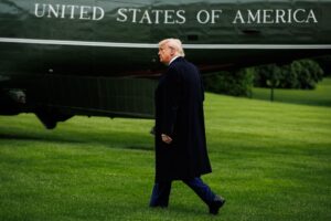 El presidente de Estados Unidos, Donald Trump, dijo este viernes que el pacto comercial con Reino Unido marcha "bien", pero pidió a Londres abandonar "los costosos y antiestéticos molinos de viento", para en su lugar aumentar la perforación de petróleo y bajar los costos energéticos. EFE/EPA/SAMUEL CORUM / POOL