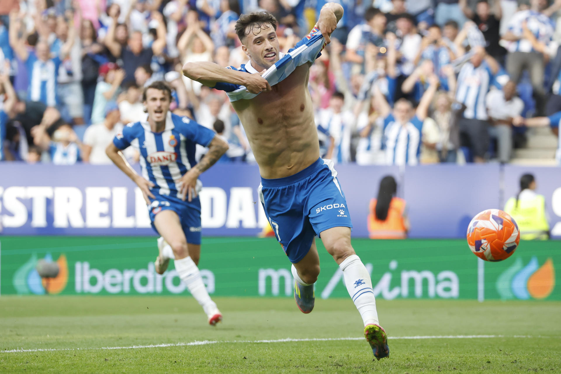 El delantero del Espanyol Javi Puado celebra tras marcar ante Las Palmas, durante el partido de LaLiga de fútbol que RCD Espanyol y UD Las Palmas disputaron en el RCDE Stadium, en Barcelona. EFE/Andreu Dalmau