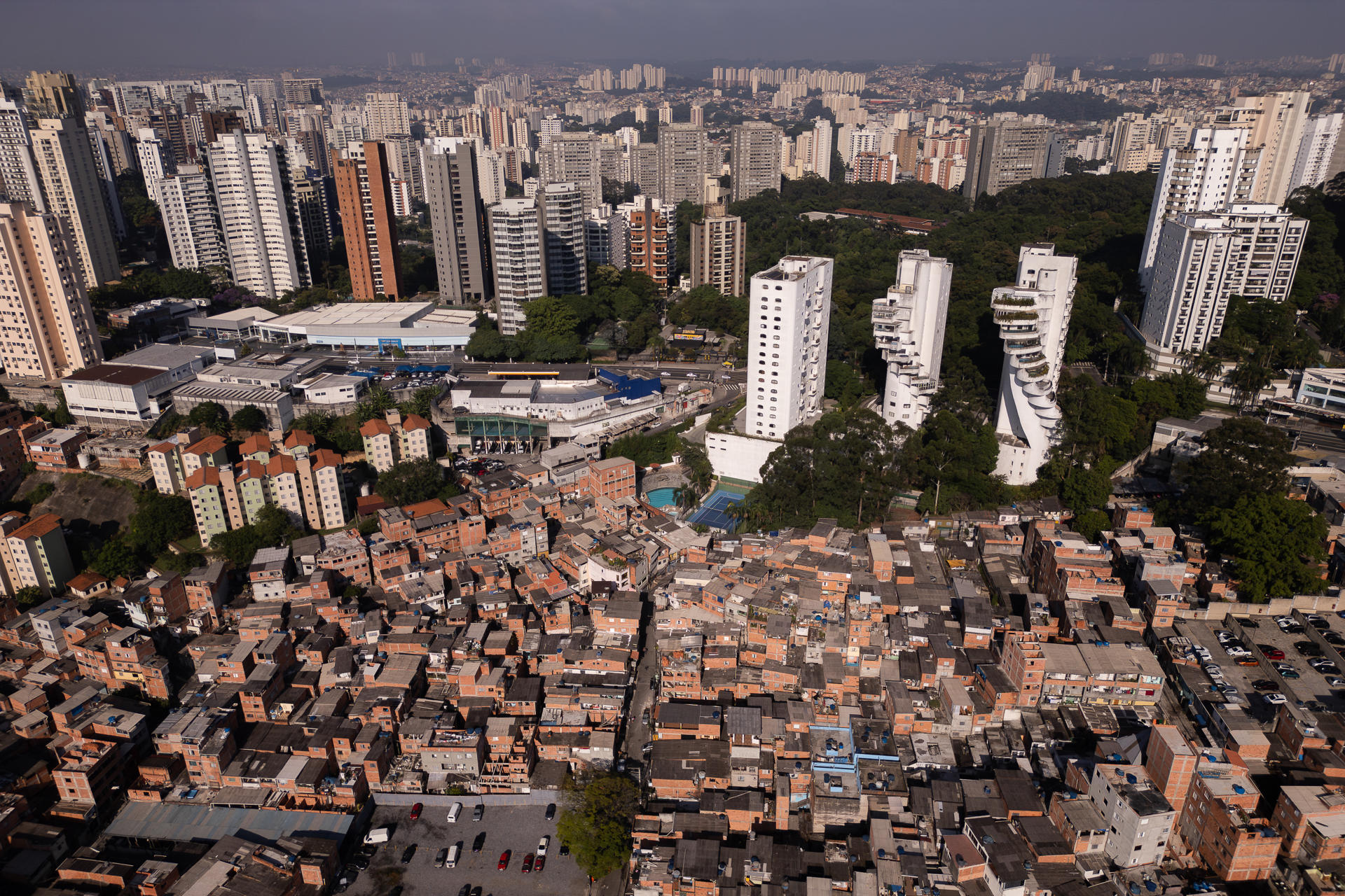 Fotografía de archivo que muestra la favela Paraisópolis frente a una zona de edificios de lujo, en la zona sur de la ciudad de São Paulo (Brasil). EFE/ Isaac Fontana