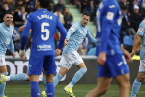 El delantero del Celta Joerg Strand Larsen celebra un gol ante el Getafe. EFE/Zipi
