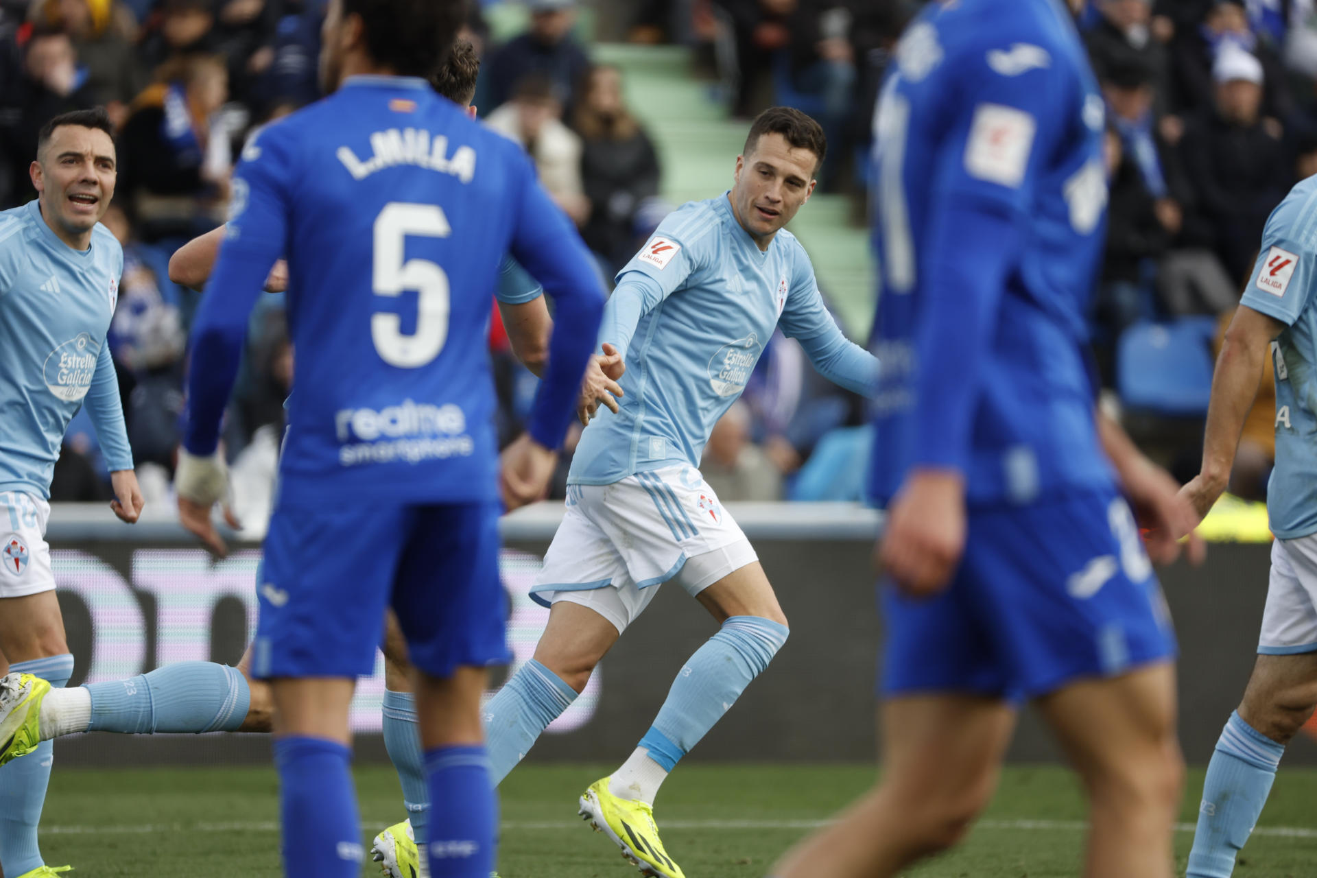 El delantero del Celta Joerg Strand Larsen celebra un gol ante el Getafe. EFE/Zipi