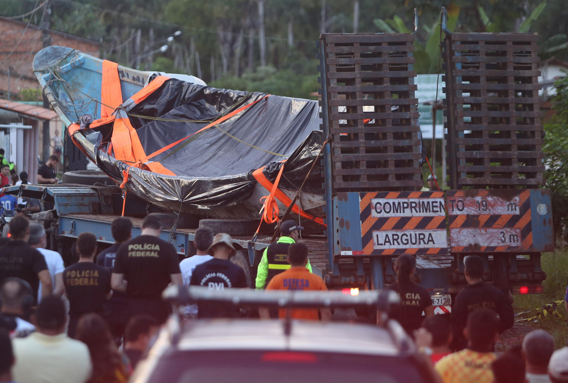 Fotografía tomada el 15/04/2024, del momento en el que la Policía Federal de Brasil retira la embarcación encontrada en el estado de Pará, en la Amazonía brasileña. El 13 de abril se cumplió un año desde que unos pescadores de la bahía de Maiaú, en Pará (nordeste de Brasil), encontraron a la deriva una embarcación blanca y azul celeste de unos quince metros de eslora con nueve cadáveres muy deteriorados a bordo, 27 móviles y dos documentos de identidad: uno de Mauritania y otro de Mali. Los intentos de la Policía Federal de Brasil para cotejar sus huellas dactilares con los registros policiales de Mauritania y Mali han servido de poco, así que los nueve fueron enterrados sin nombre en un cementerio de Belém al cabo de doce días, aunque se conservan perfiles de ADN por si alguna familia demanda un análisis genético. EFE/ Raimundo Paccó