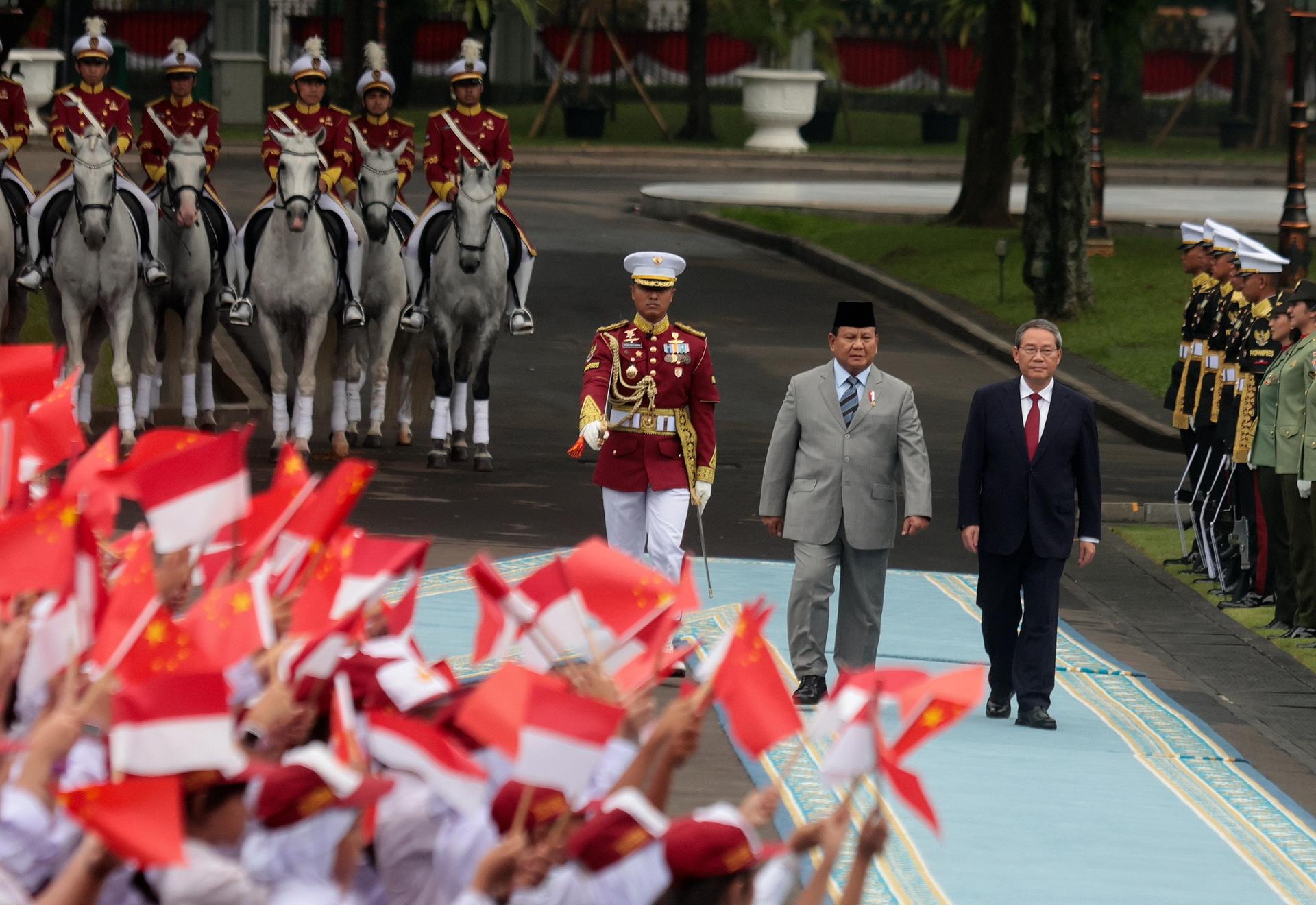 JAKARTA (Indonesia), 25/05/2025.- Chinese Premier Li Qiang (R), accompanied by Indonesian President Prabowo Subianto (2-R), inspects the honor guard at the Presidential Palace in Jakarta, Indonesia, 25 May 2025. Li Qiang is visiting Indonesia to discuss ties between the two countries. EFE/EPA/ADI WEDA