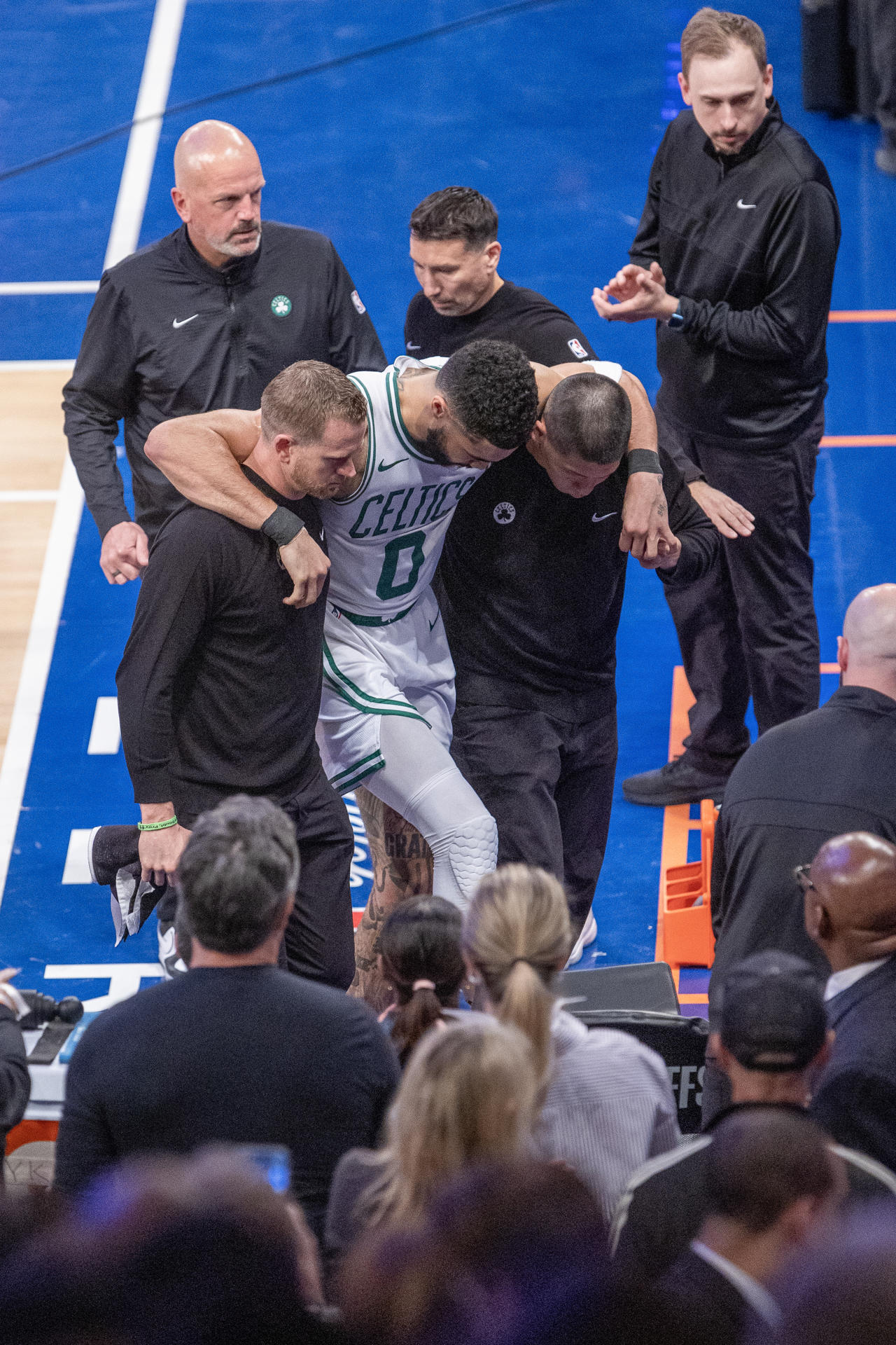 Jayson Tatum de(c) los Celtics sale de la cancha tras una lesión durante un partido de la NBA entre New York Knicks y Boston Celtics. . EFE/ Ángel Colmenares