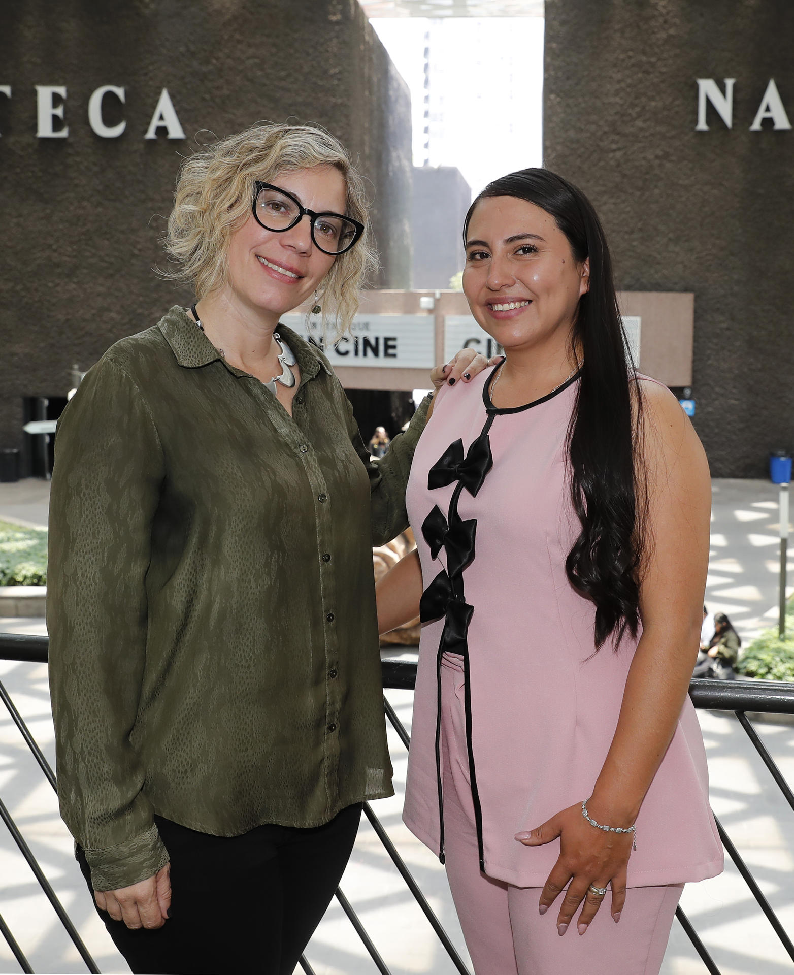 La directora de cine y profesora del Departamento de Estudios Socioculturales del ITESO, Alana Simões (i), posa con la profesora Celeste Pérez (d) al termino de una entrevista con EFE en Ciudad de México (México). EFE/ Mario Guzmán