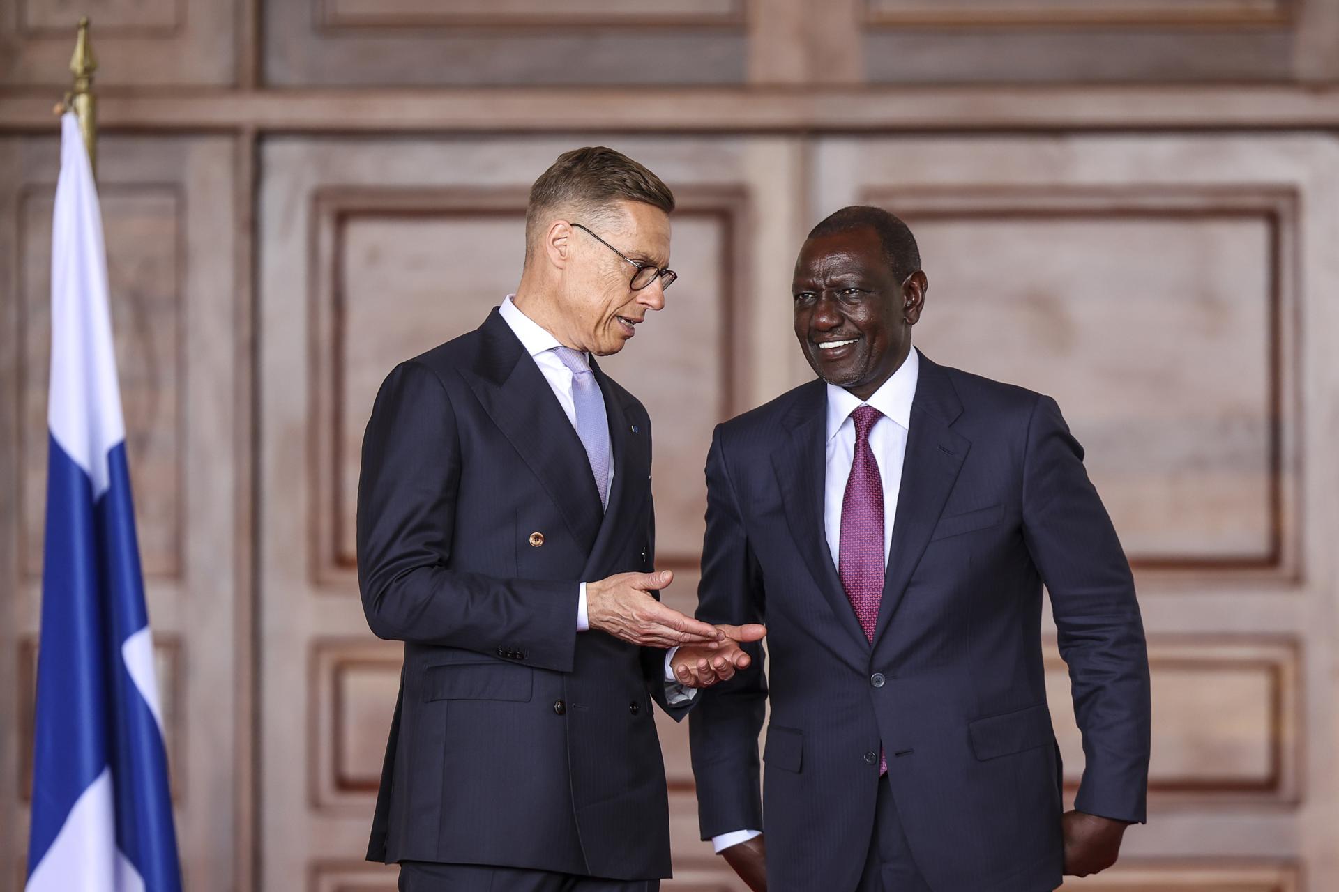 El presidente de Finlandia, Alexander Stubb (I), y el presidente de Kenia, William Ruto (D), conversan antes de celebrar una conferencia de prensa conjunta después de mantener conversaciones bilaterales en la Statehouse en Nairobi, Kenia, el 12 de mayo de 2025. La pareja presidencial finlandesa está de visita de Estado de tres días en Kenia, cuyo objetivo es intensificar la cooperación entre Finlandia y Kenia. (Finlandia, Kenia) EFE/EPA/DANIEL IRUNGU