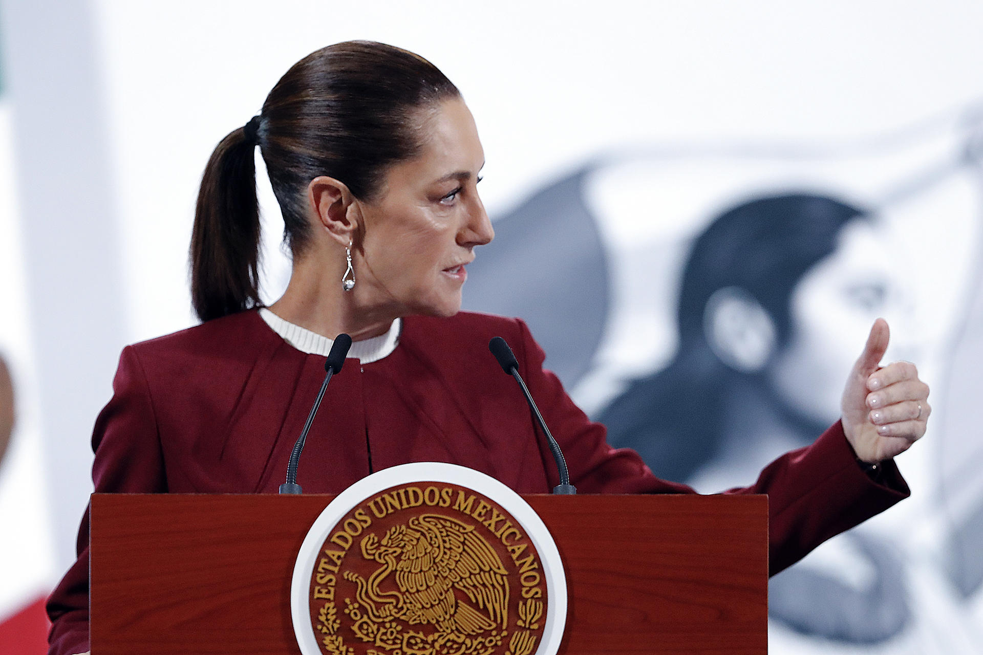 La presidenta de México, Claudia Sheinbaum, habla durante una rueda de prensa este lunes, en el Palacio Nacional en Ciudad de México (México). EFE/ Mario Guzmán