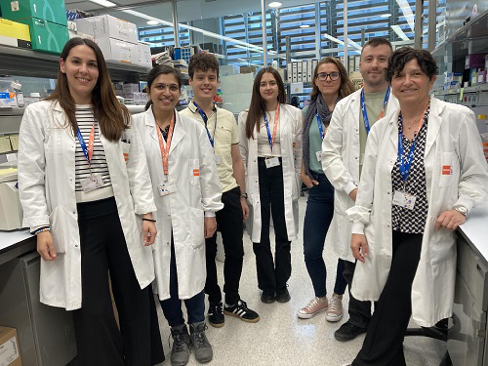 Miembros del equipo responsable del estudio. De izquierda a derecha, Jessica González. Gayathri Kartha, Eric Canton, Patricia Herrero Molinero, Maria Maqueda, Arnau Iglesias, Anna Bigas. Fotografía facilitada por el Hospital del Mar de Barcelona. EFE