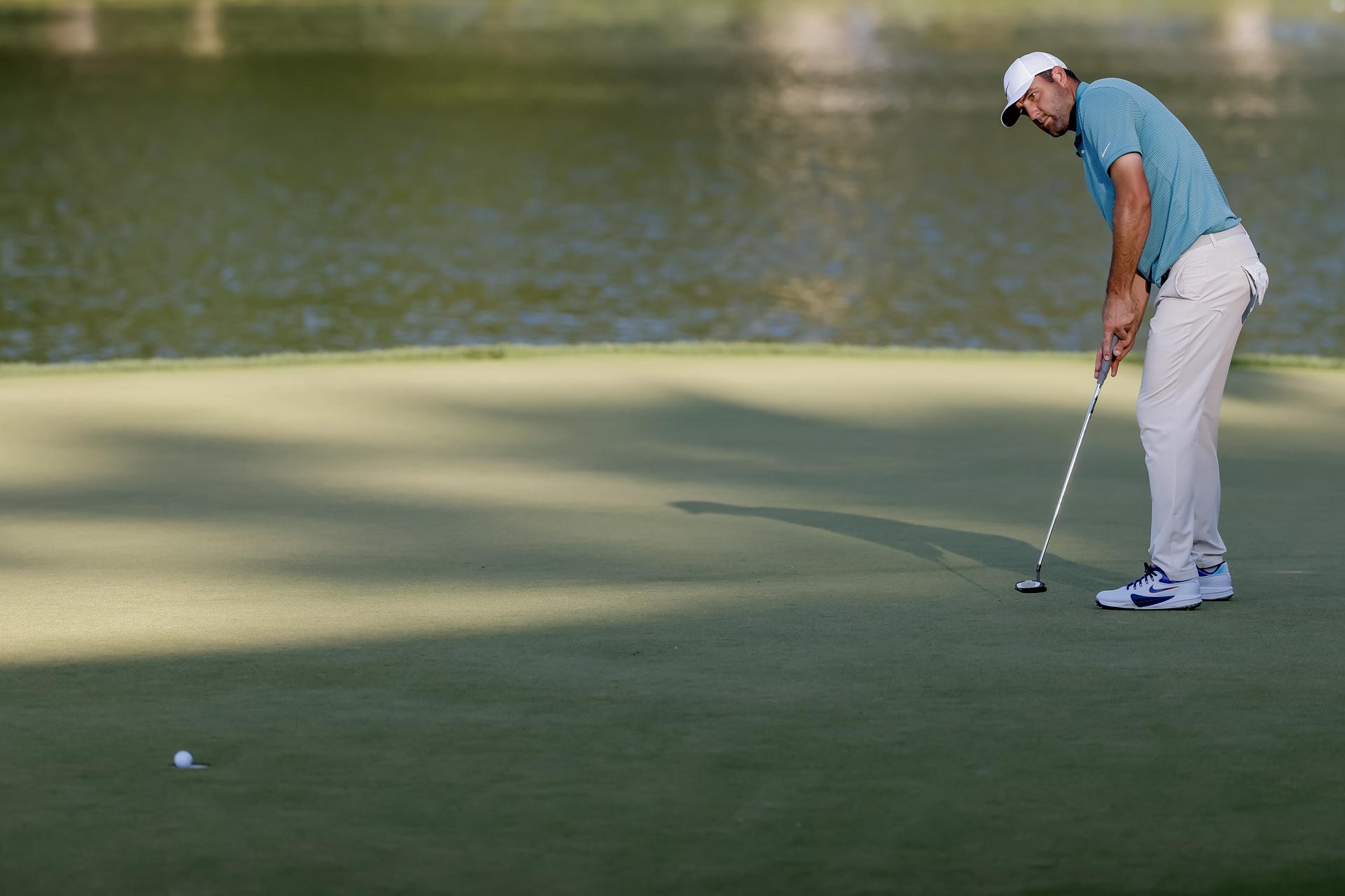 Scottie Scheffler de EE.UU. hace un putt de birdie en el hoyo 17 durante la tercera ronda del torneo de golf Campeonato de la PGA 2025 en el Quail Hollow Club en Charlotte, Carolina del Norte (EE.UU.). EFE/ERIK S. LESSER