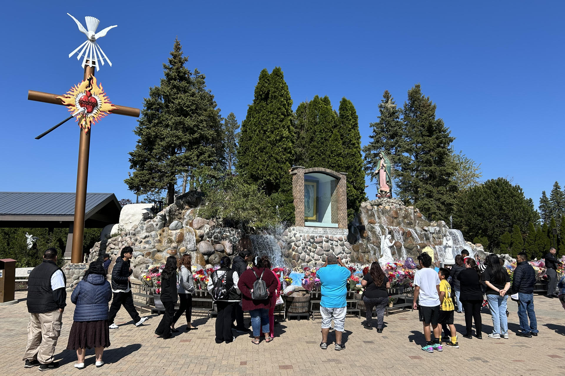 Personas rezan frente al Santuario de la Virgen de Guadalupe en Des Plaines (Estados Unidos). EFE/ Alberto Boal