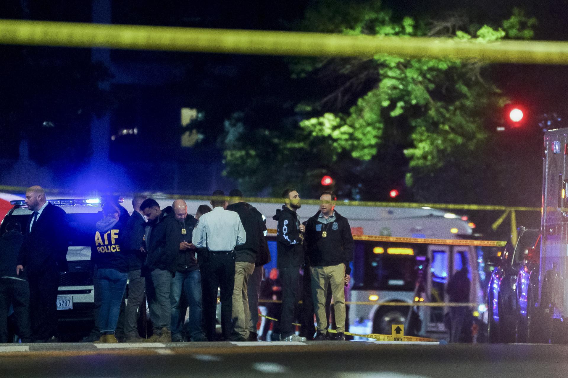 Agentes de policía en el lugar donde dos personas fueron asesinadas a tiros cerca del Museo Judío Capital en Washington, D.C. EFE/EPA/WILL OLIVER