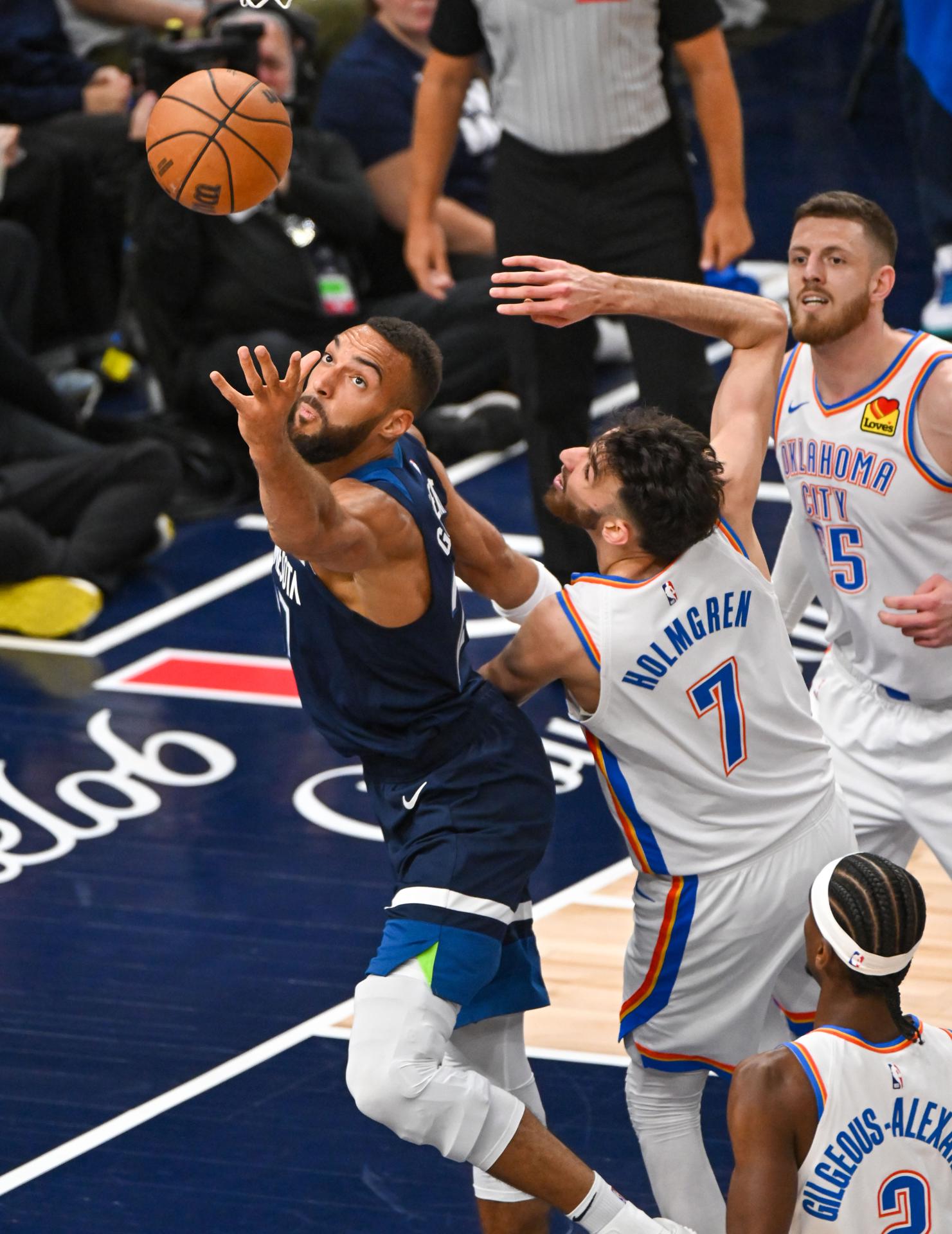 El pívot de Minnesota Timberwolves Rudy Gobert (i) y el pívot de Oklahoma City Thunder Chet Holmgren (d) luchan por el balón este sábado durante el tercer partido de las finales de la Conferencia Oeste de la NBA jugado en el Target Center de Minneapolis (Minnesota). EFE/EPA/CRAIG LASSIG