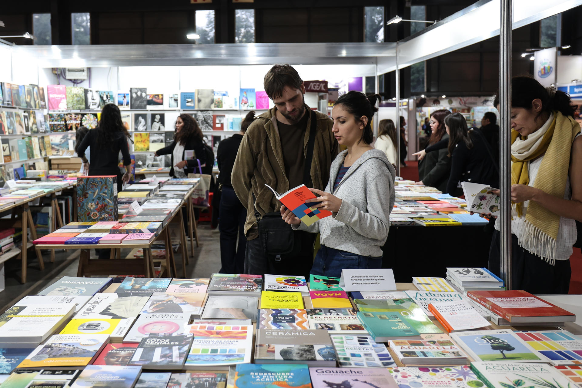 Personas visitando un pabellón durante la inauguración de la 49 Feria Internacional del Libro, en Buenos Aires (Argentina), el 24 de abril de 2025. EFE/Juan Ignacio Roncoroni