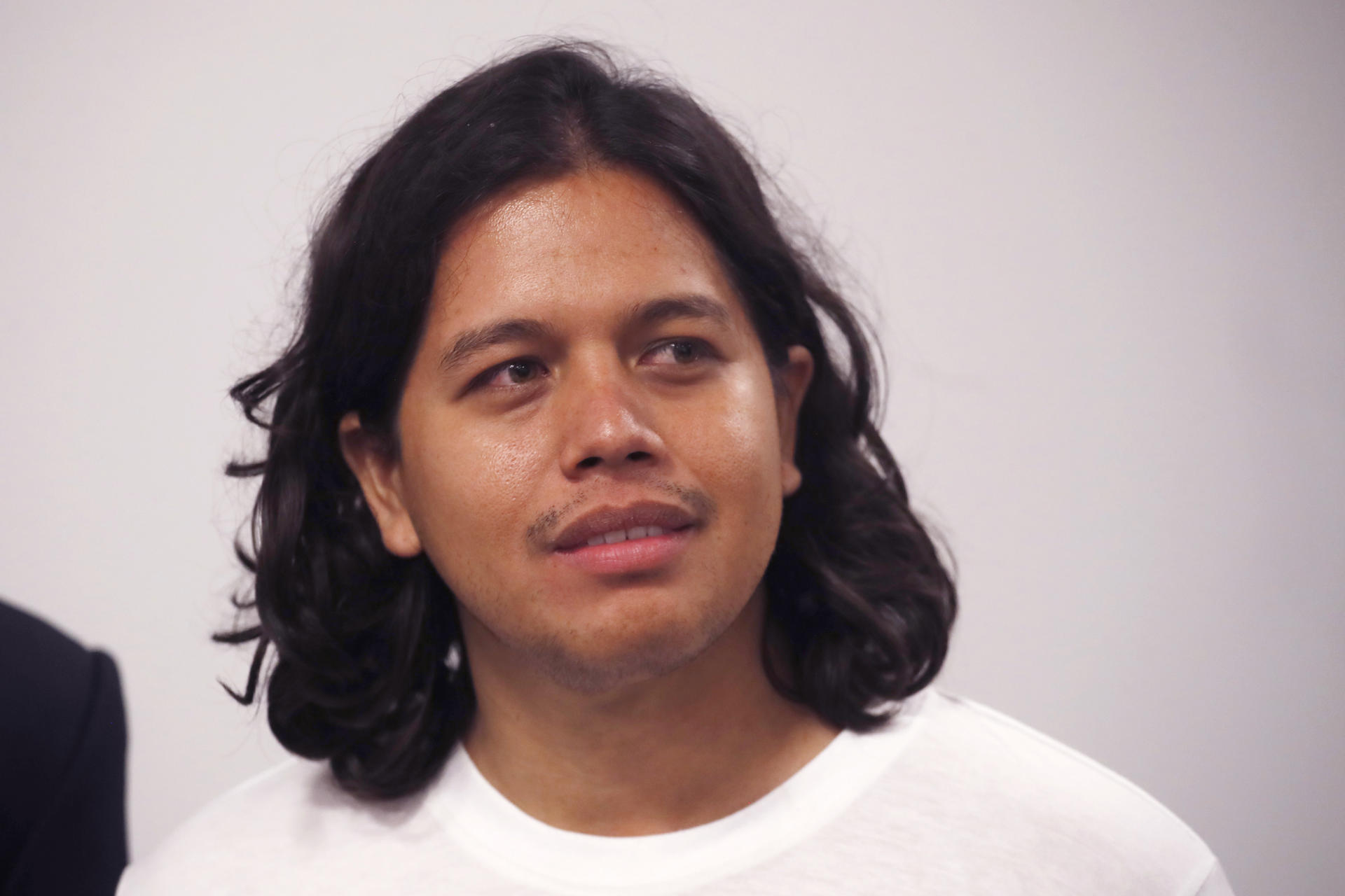 Alejandro Henríquez, abogado y defensor de derechos ambientales, acusado de desórdenes públicos, asiste a una audiencia en un centro judicial este viernes en Santa Tecla (El Salvador). EFE/Rodrigo Sura
