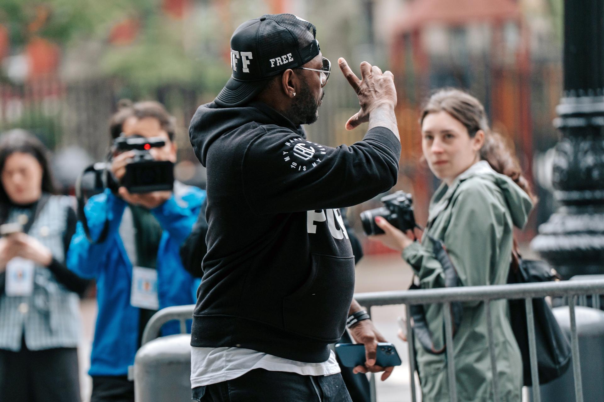 Un partidario de Sean Combs llega a un tribunal federal de Estados Unidos para el inicio del juicio. EFE/Olga Fedorova