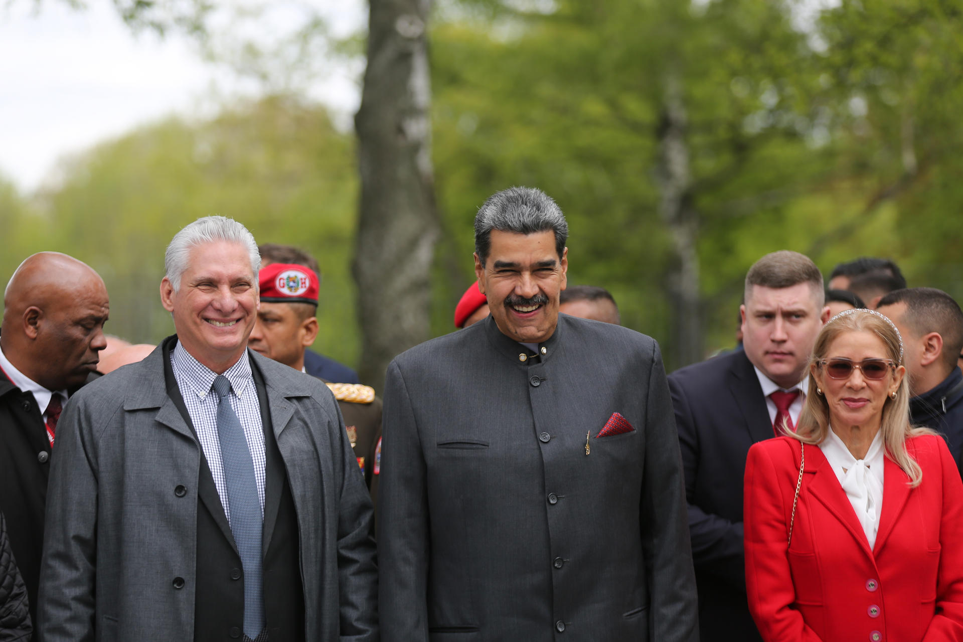 Fotografía cedida por Prensa del Palacio de Miraflores donde se observa al presidente de Venezuela, Nicolás Maduro (c), su esposa, Cilia Flores, y al presidente de Cuba, Miguel Díaz-Canel caminando este jueves en Moscú. EFE/ Prensa Palacio de Miraflores