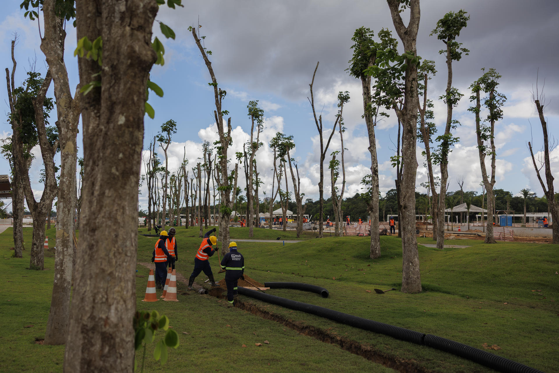 Fotografía de archivo donde se observan personas trabajando en el Parque da Cidade, en Belém (Brasil), que en noviembre será sede de la Conferencia sobre el Cambio Climático de la ONU. EFE/ Isaac Fontana