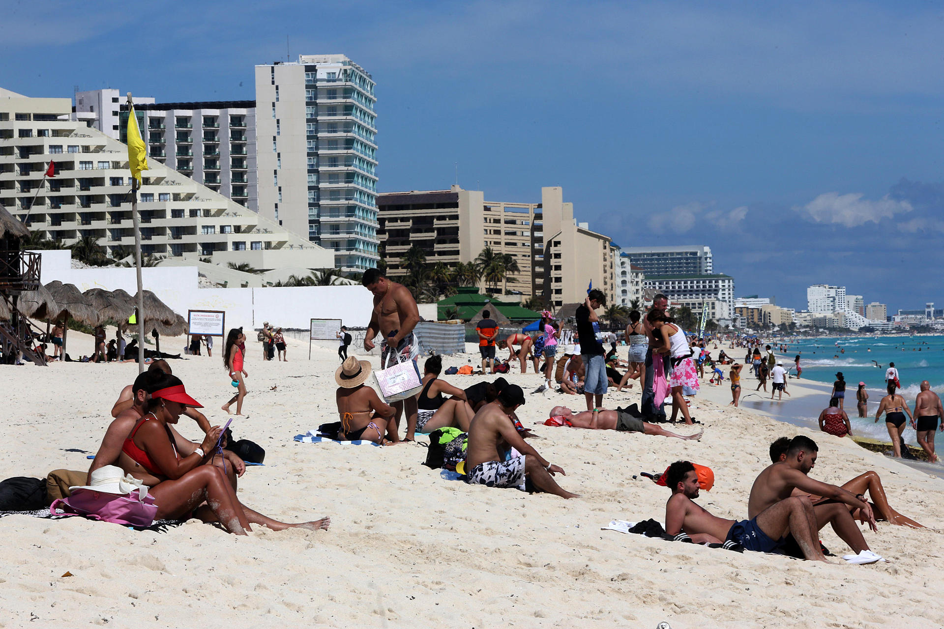 Decenas de personas disfrutan en la playa en Cancún (México). Archivo. EFE/Alonso Cupul
