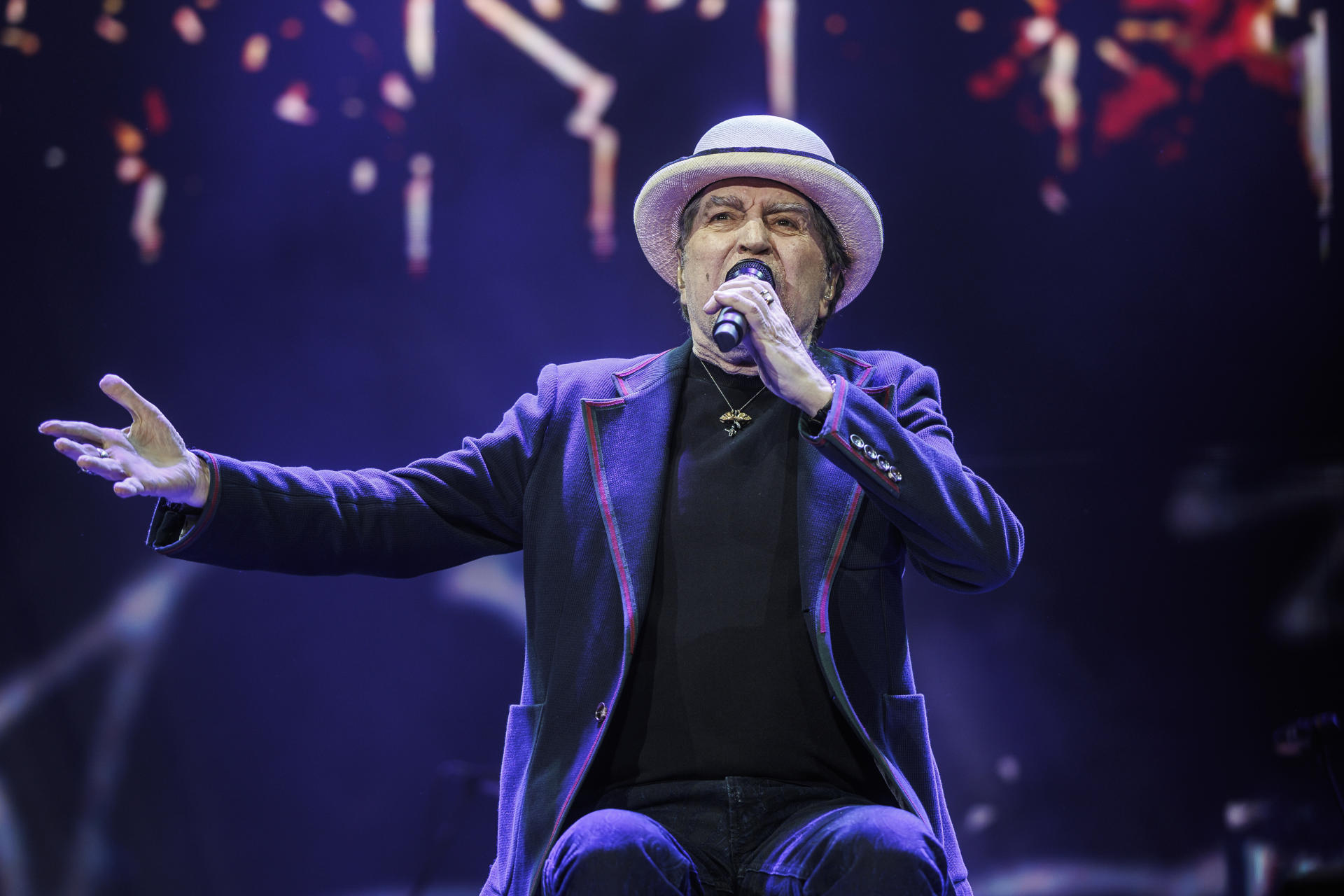 El cantautor y poeta Joaquín Sabina durante su actuación este lunes, en el Movistar Arena de Madrid. EFE/ Rodrigo Jiménez