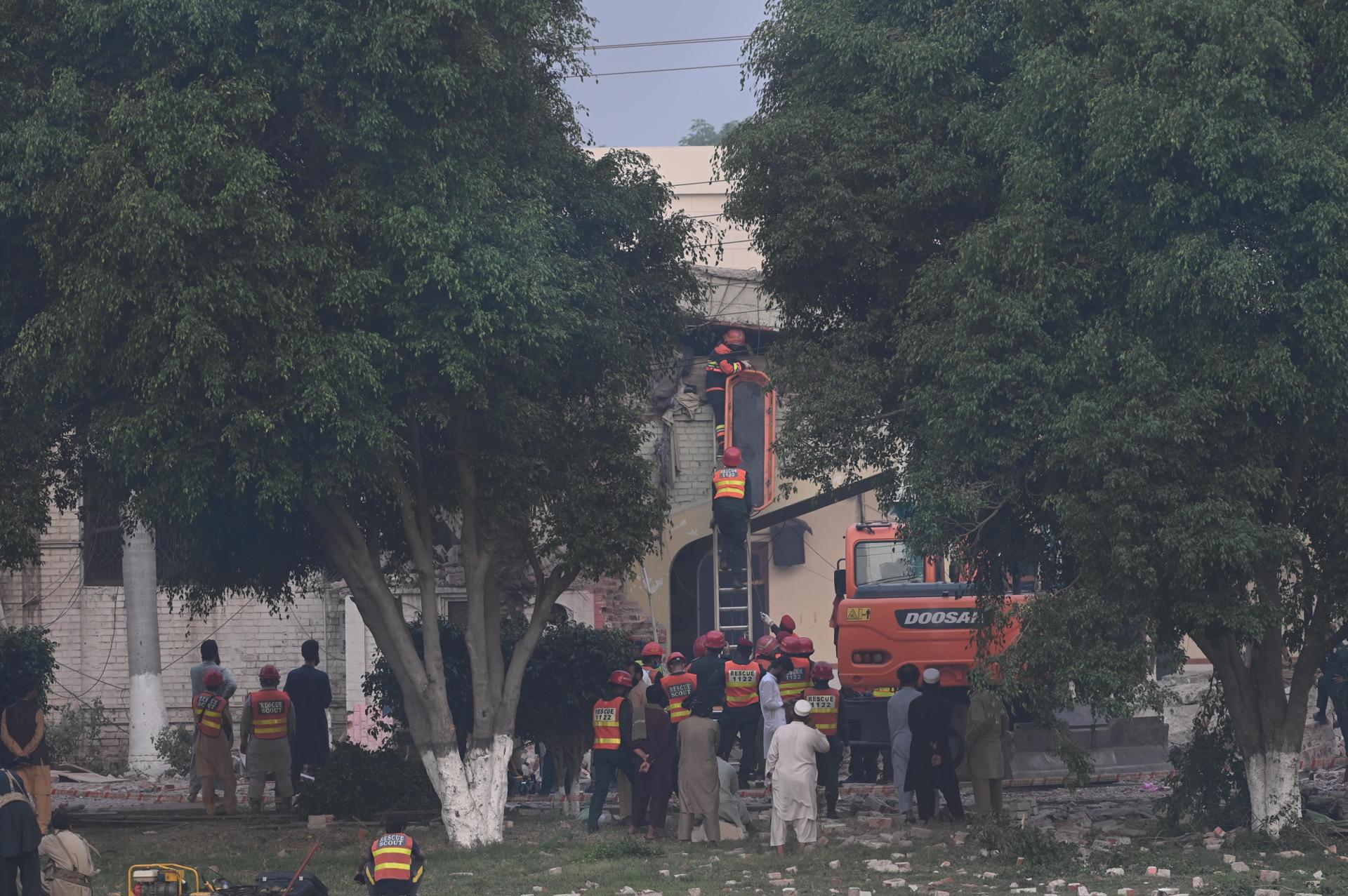 Rescatistas trabajan en el lugar del ataque con misiles indios cerca de Muridke, provincia de Punjab, Pakistán, el 7 de mayo de 2025. EFE/EPA/RAHAT DAR