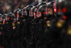 Policía en Múnich intenta frenar a la afición del PSG. EFE/EPA/ANNA SZILAGYI