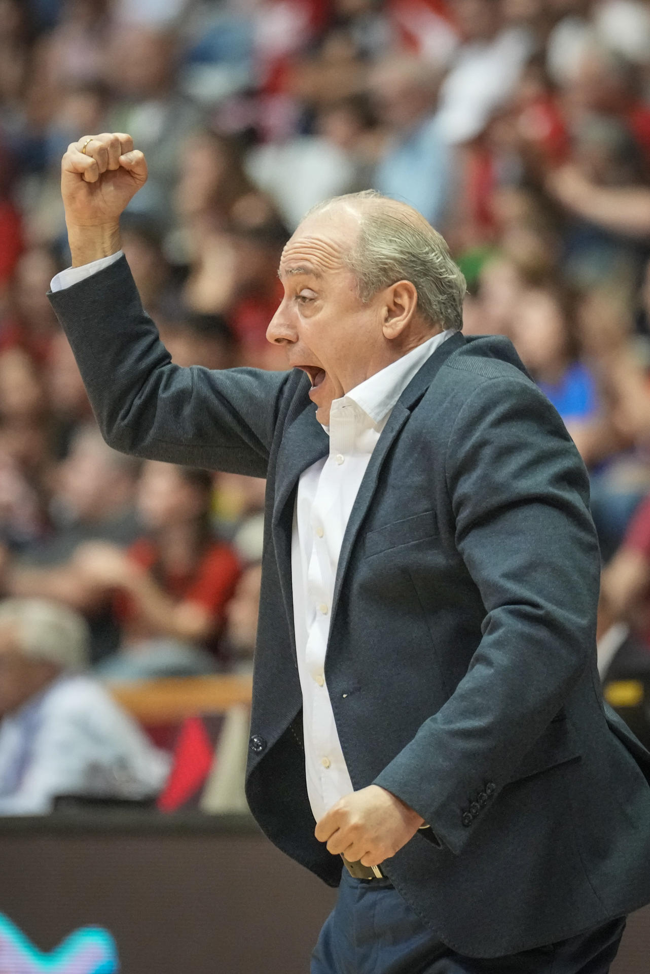 El entrenador del Laguna Tenerife, Txus Vidorreta, da instrucciones a sus jugadores, durante el partido ante el Basquet Girona de la Liga Endesa de baloncesto en el pabellón de Fontajau de Girona. EFE/David Borrat