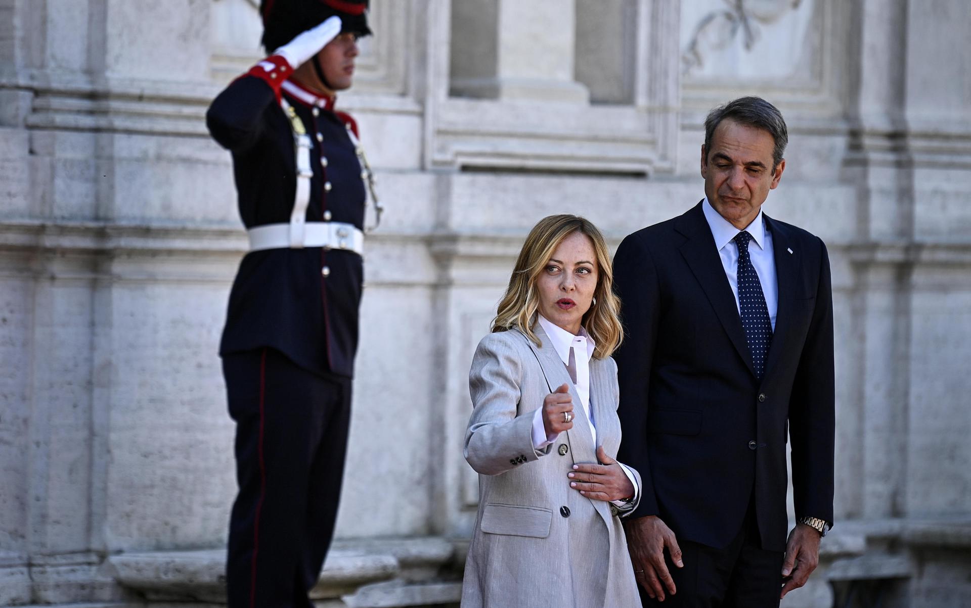 La primera ministra italiana, Giorgia Meloni (C), da la bienvenida al primer ministro griego, Kyriakos Mitsotakis (D), en Villa Pamphili para la Cumbre Intergubernamental Italia-Grecia, en Roma, Italia, 12 de mayo de 2025. (Grecia, Italia, Roma) EFE/EPA/RICCARDO ANTIMIANI
```