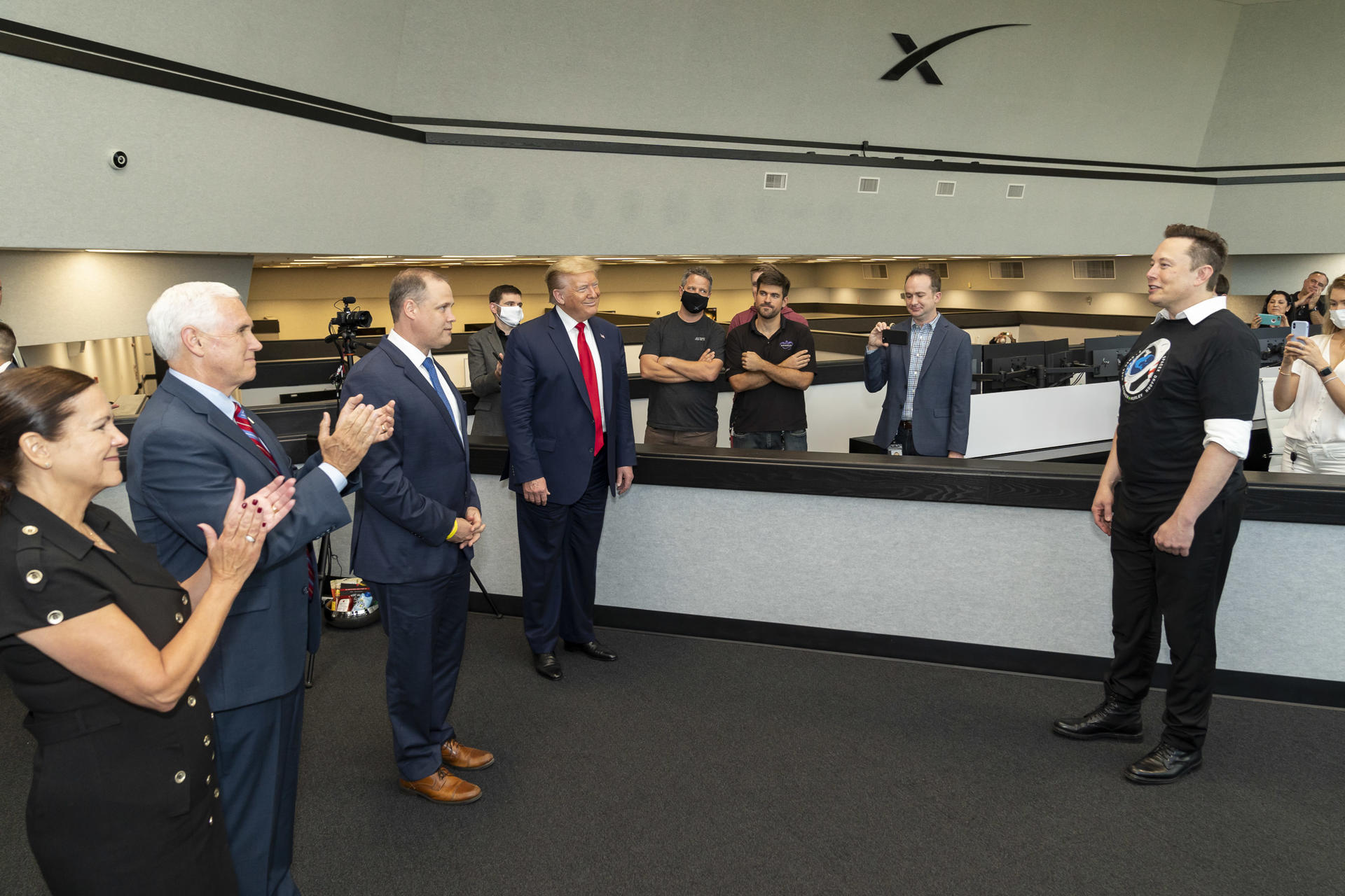 Fotografía de archivo cedida por la Casa Blanca donde aparecen desde la izquierda arriba, el presidente de Estados Unidos, Donald Trump; el administrador de la NASA, Jim Bridenstine; el exvicepresidente Mike Pence y su esposa Karen Pence saludando al fundador y director ejecutivo de SpaceX, Elon Musk (d). EFE/ Shealah Craighead