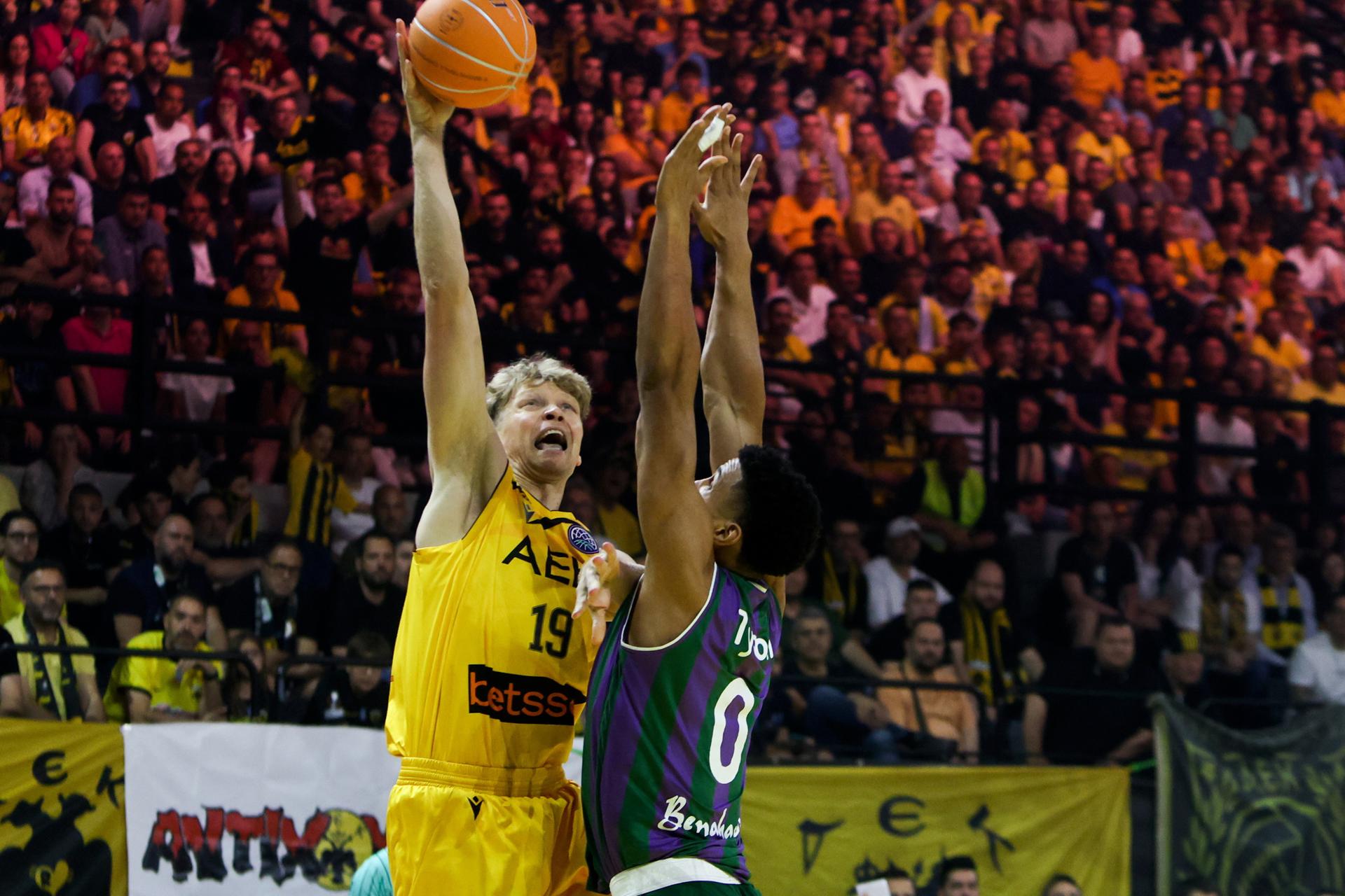 Mindaugas Kuzminskas, del AEK, ante Tyson Perez. EFE/EPA/GEORGIA PANAGOPOULOU