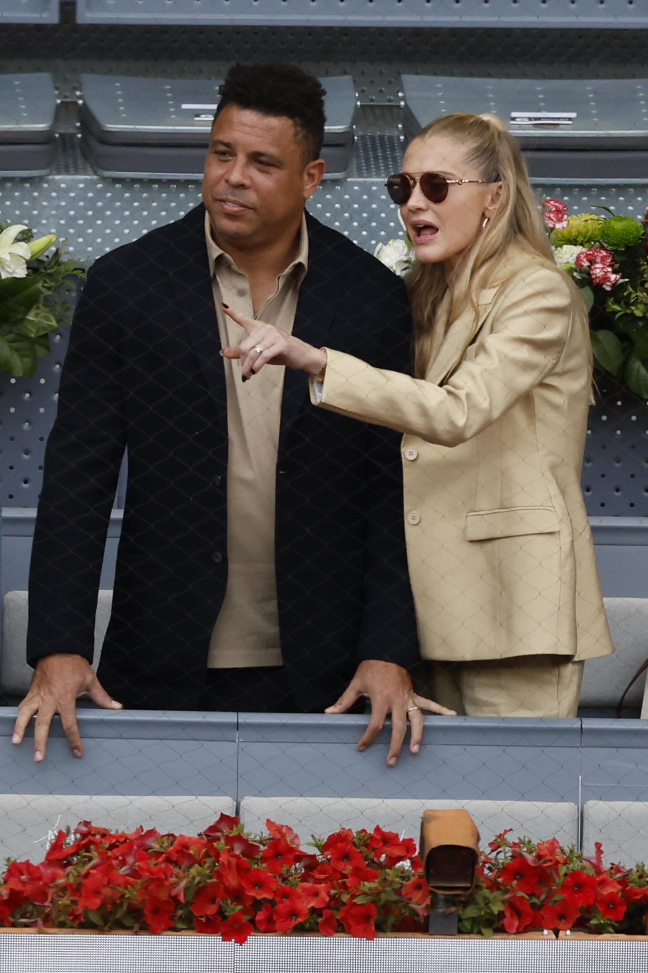 El exfutbolista y presidente del Real Valladolid, Ronaldo Nazario, y su esposa Celina Locks (d) antes de la final del Mutua Madrid Open de tenis que el noruego Casper Rudd y el británico Jack Draper disputan este domingo en la Caja Mágica, en Madrid. EFE/Sergio Pérez